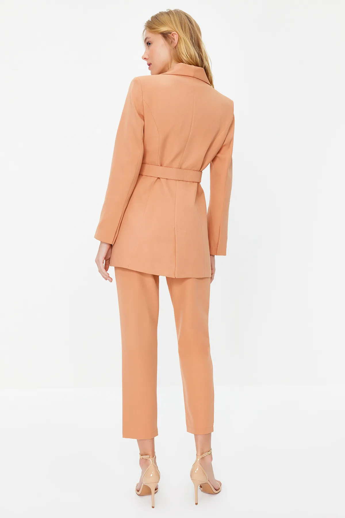 Trendyol Modest  Kamelfarbenes Set aus Jacke und Hose mit Kreppfutter und Gürtel, gewebter Unterseite und Oberteil TCTSS24US00010