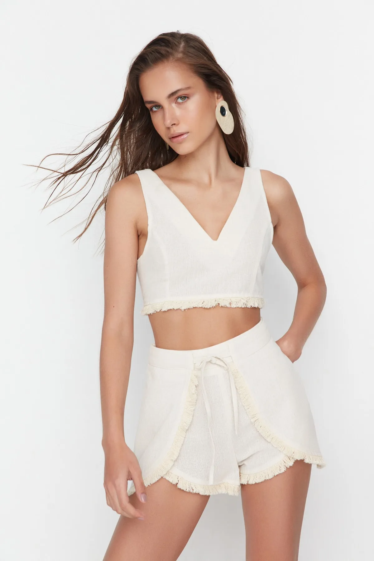 Trendyol Collection  Beige gewebtes Blusen-Shorts-Set in Leinenoptik TBESS22AU0141