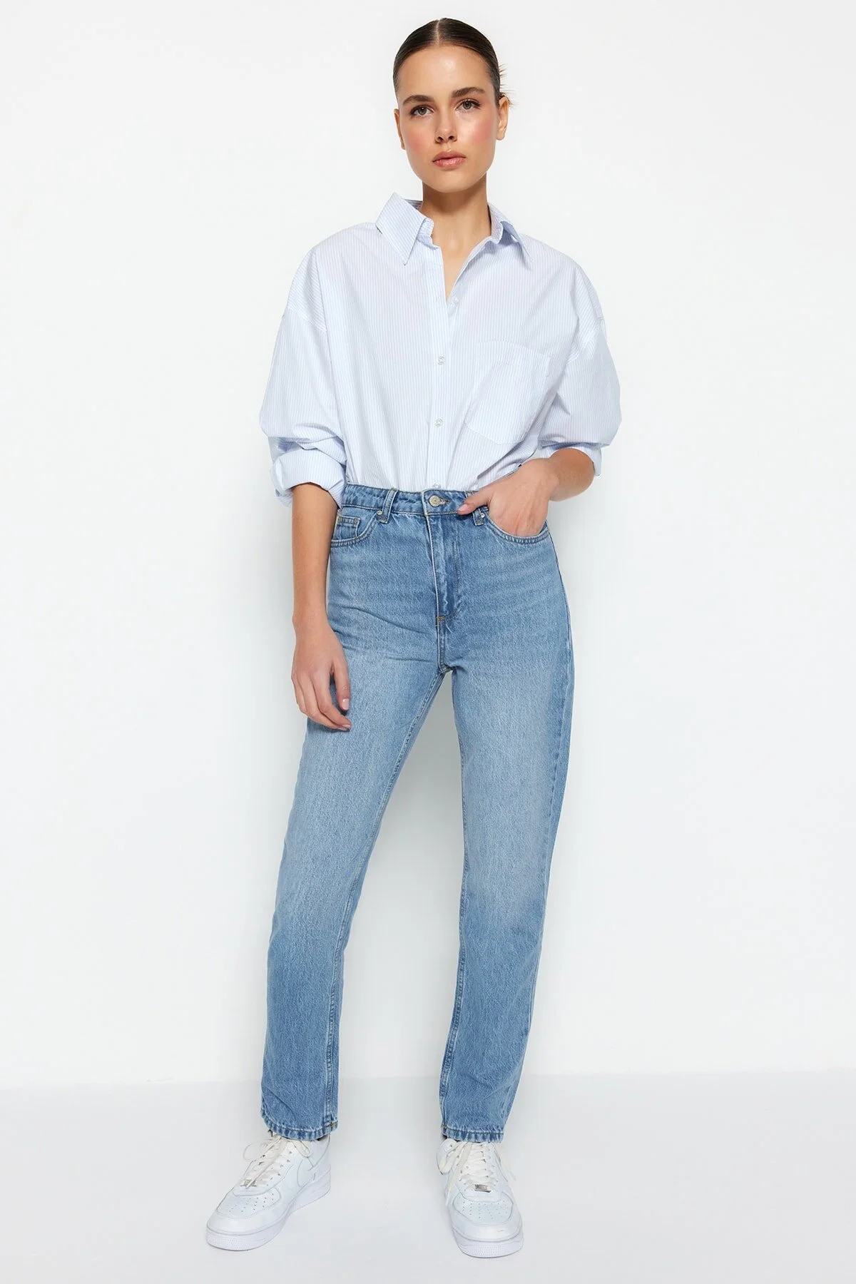 Trendyol Collection  Blaue, gerade Jeans mit hoher Taille TWOSS22JE0653