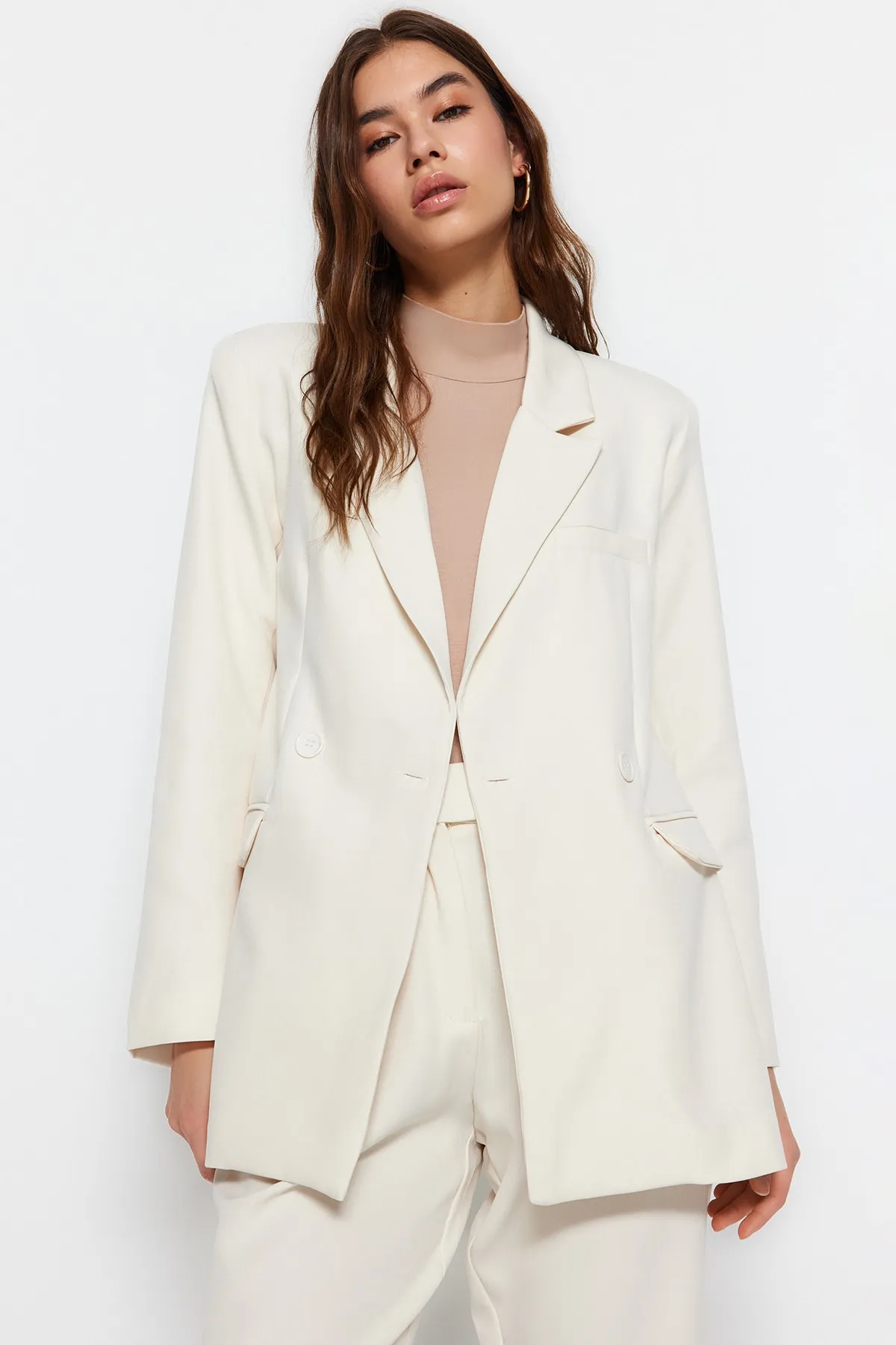 Trendyol Modest  Cremefarbenes Blazer-Jacken-Hosen-Gewebe-Bottom-Top-Set TCTAW23US00132
