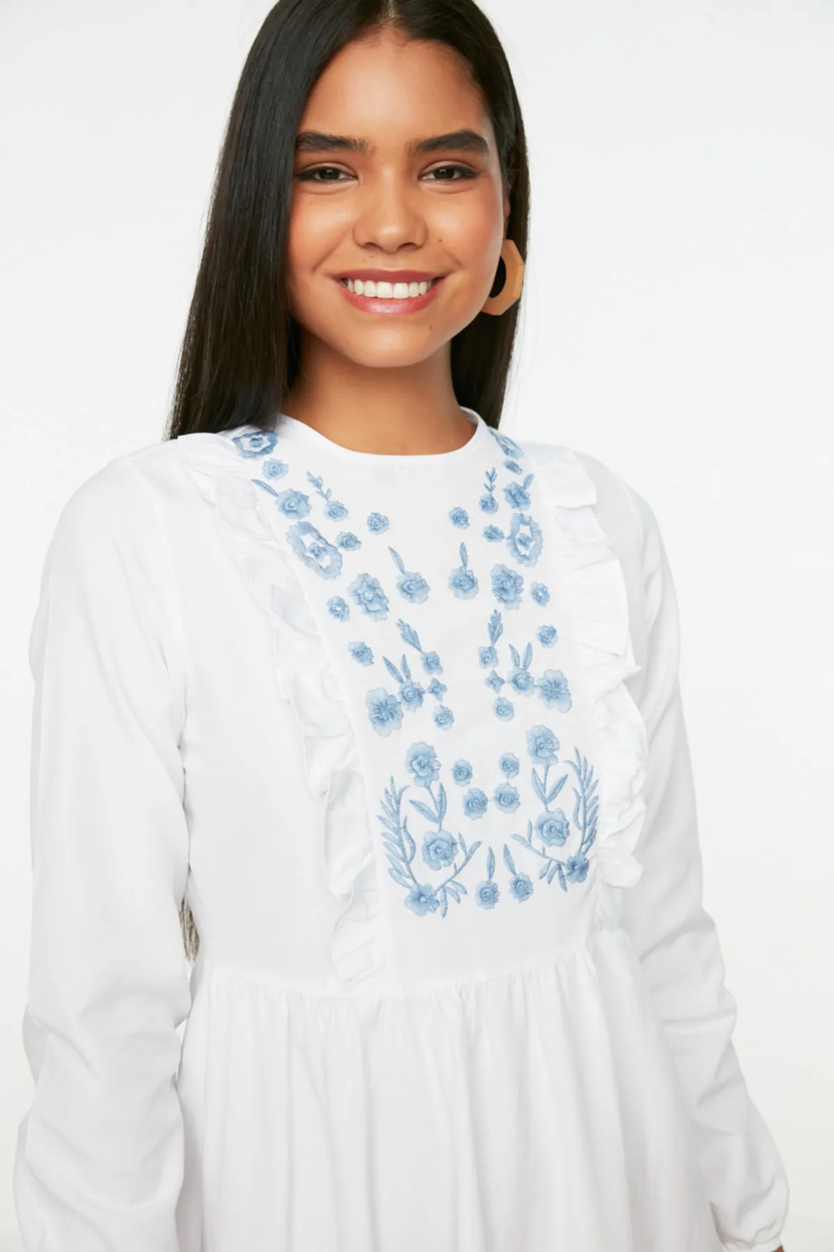 Trendyol Modest  Weißes, besticktes Webkleid mit Rüschendetail TCTSS22EB0004