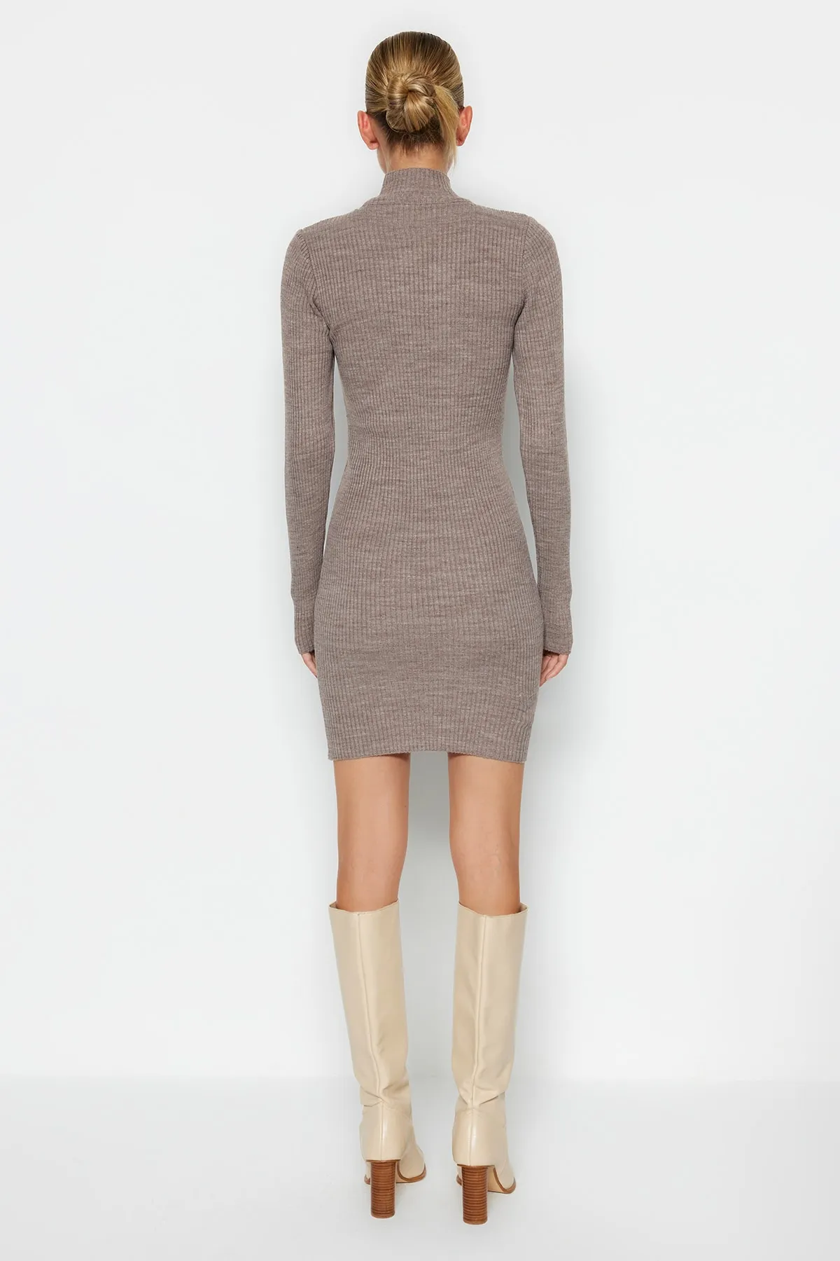 Trendyol Collection  Nerzfarbenes Mini-Strickkleid mit Accessoire-Detail TWOAW23EL01389