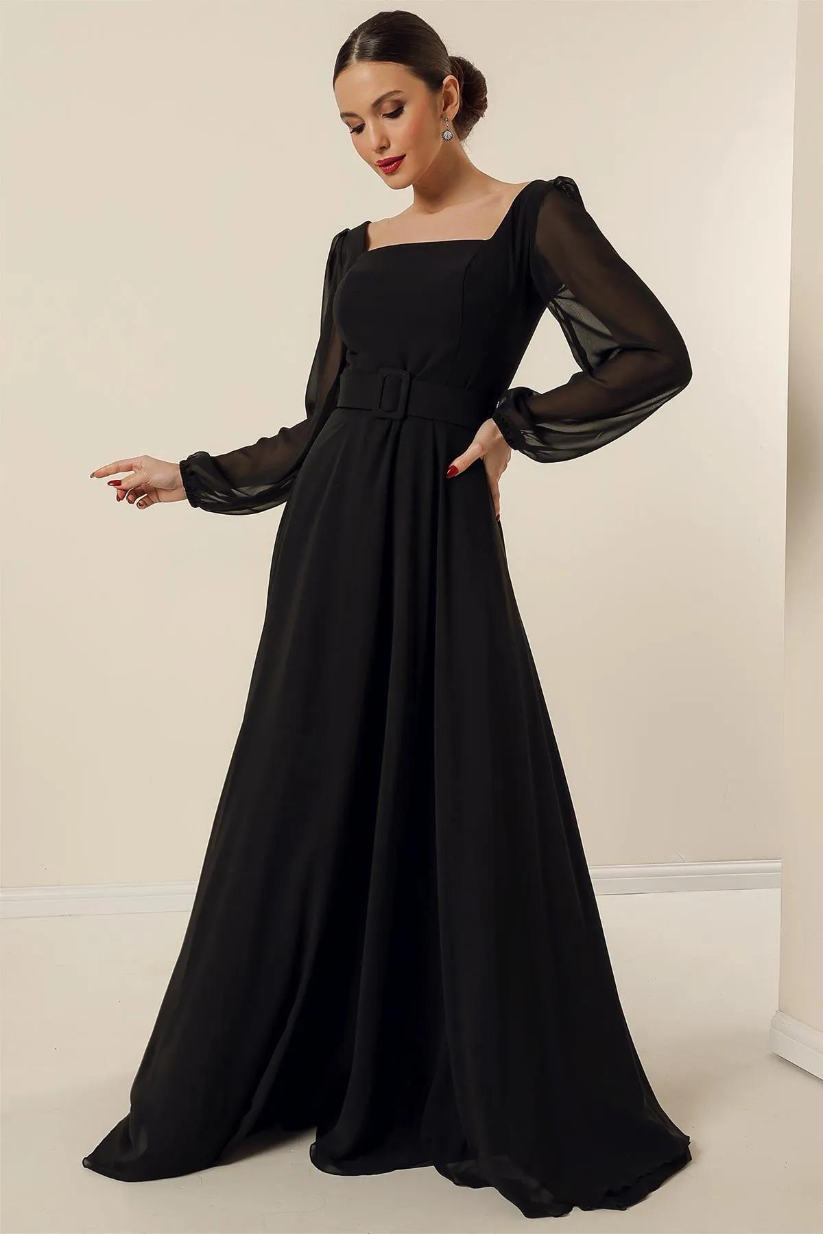 By Saygı  Langes Abendkleid aus Chiffon mit quadratischem Ausschnitt, Gürtel und Taillenfutter