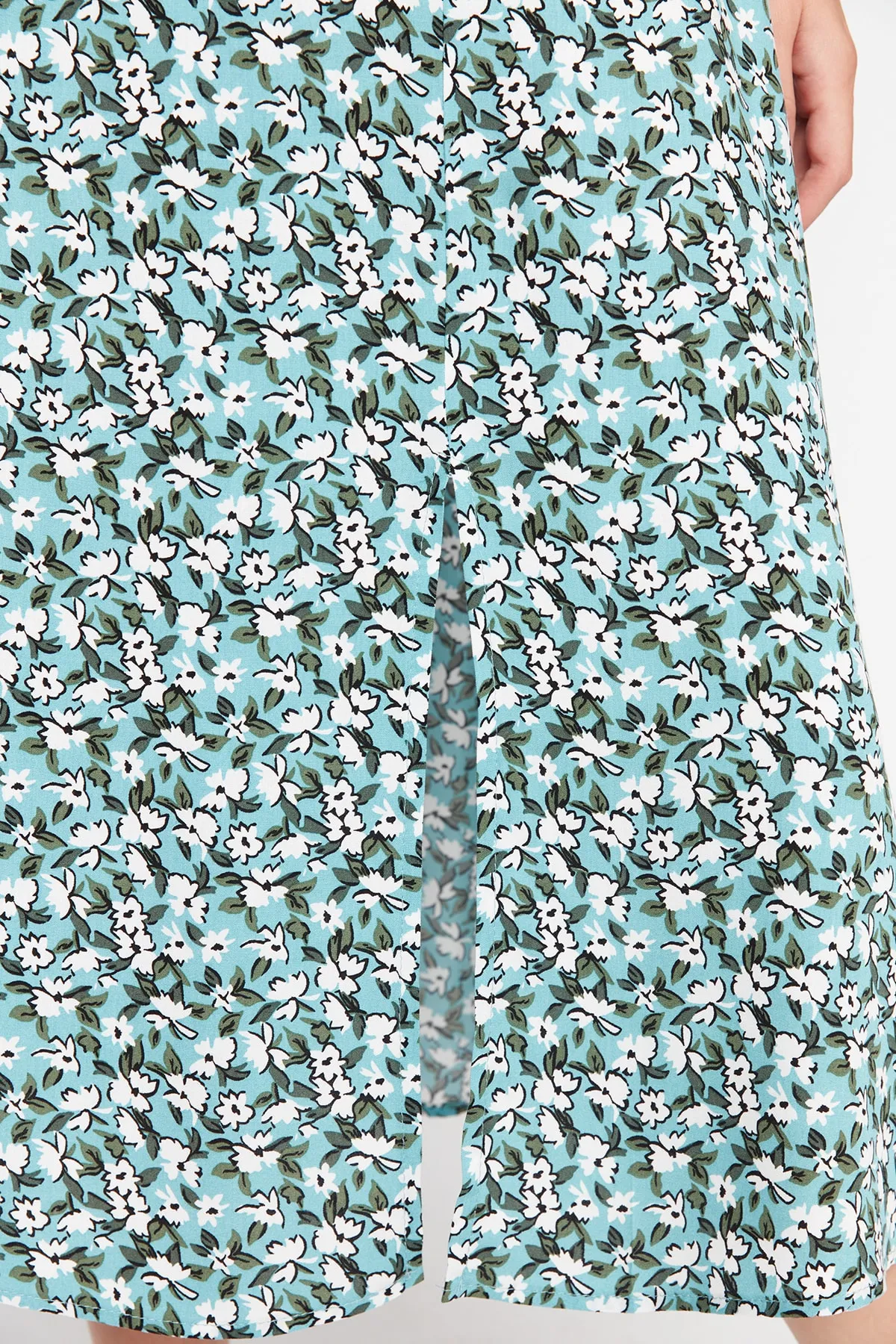 Trendyol Collection  Grüner gewebter Midirock aus Viskosestoff mit Schlitzdetail und Blumenmuster TWOSS20ET0230