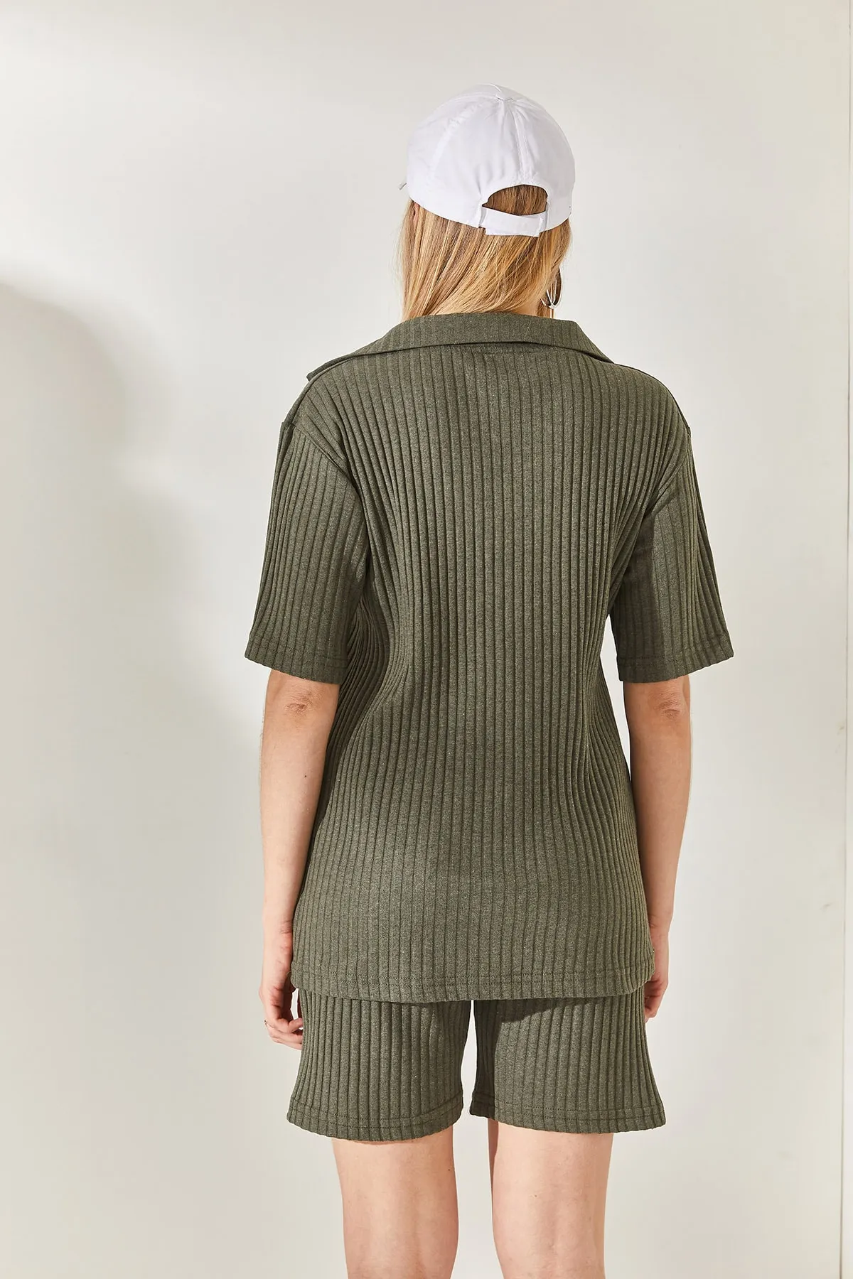 Olalook  Khakifarbenes geripptes Set mit Polokragen, Oberteil und Tasche sowie Shorts TKM-19000197