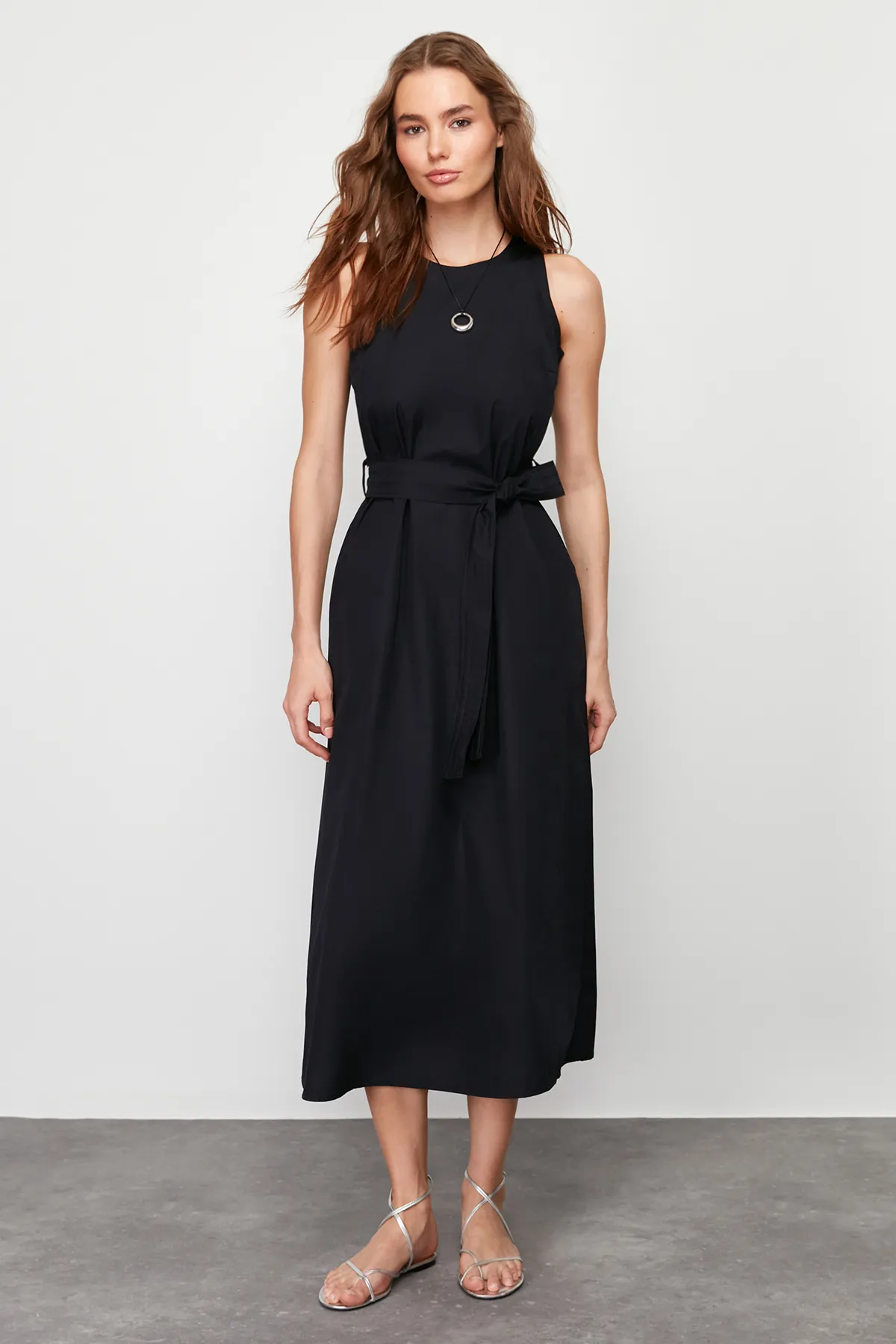 Trendyol Collection  Marineblaues, gewebtes Midikleid aus 100 % Baumwollpopeline mit Gürtel und Tasche TWOSS24EL00338