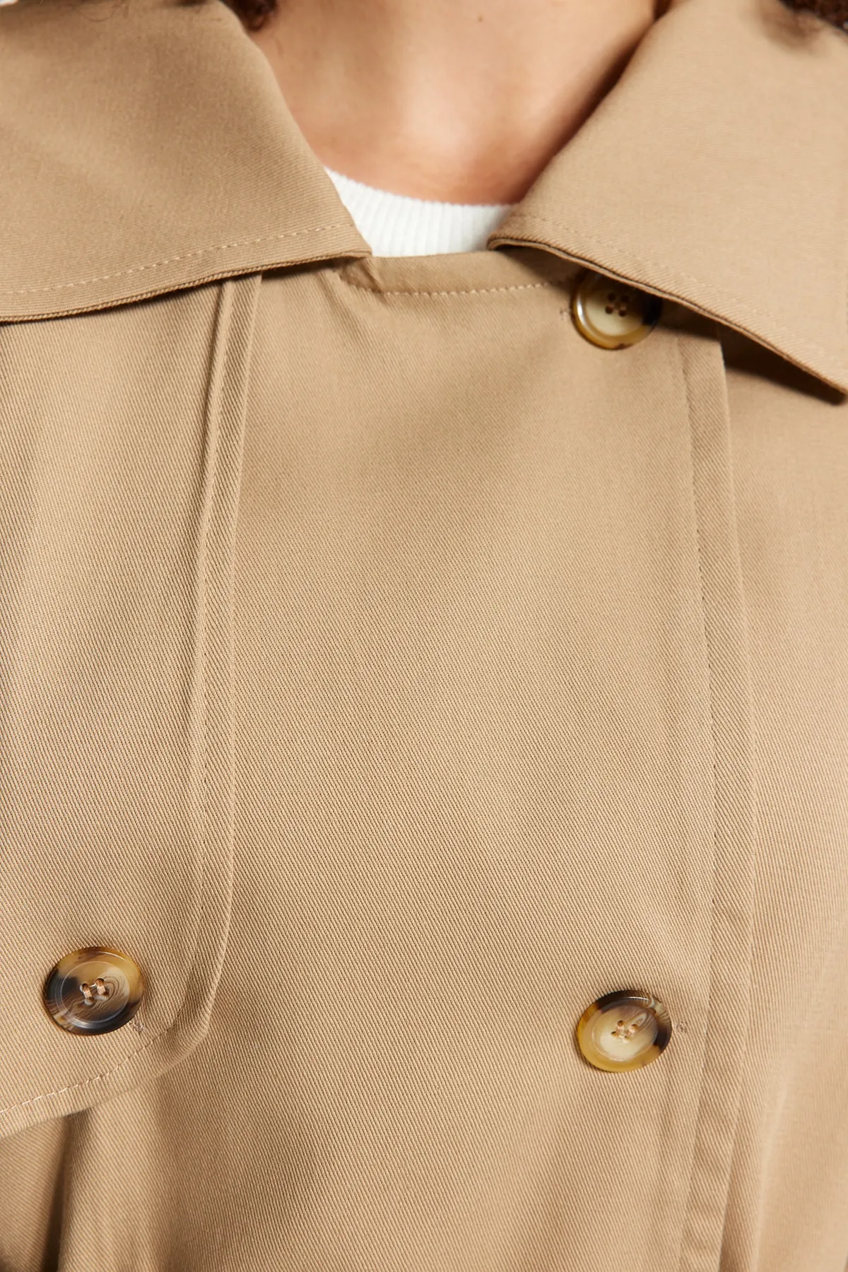 Trendyol Curve  Hellkhakifarbener Gabardine-Trenchcoat mit Gürtel TBBAW24BM00002