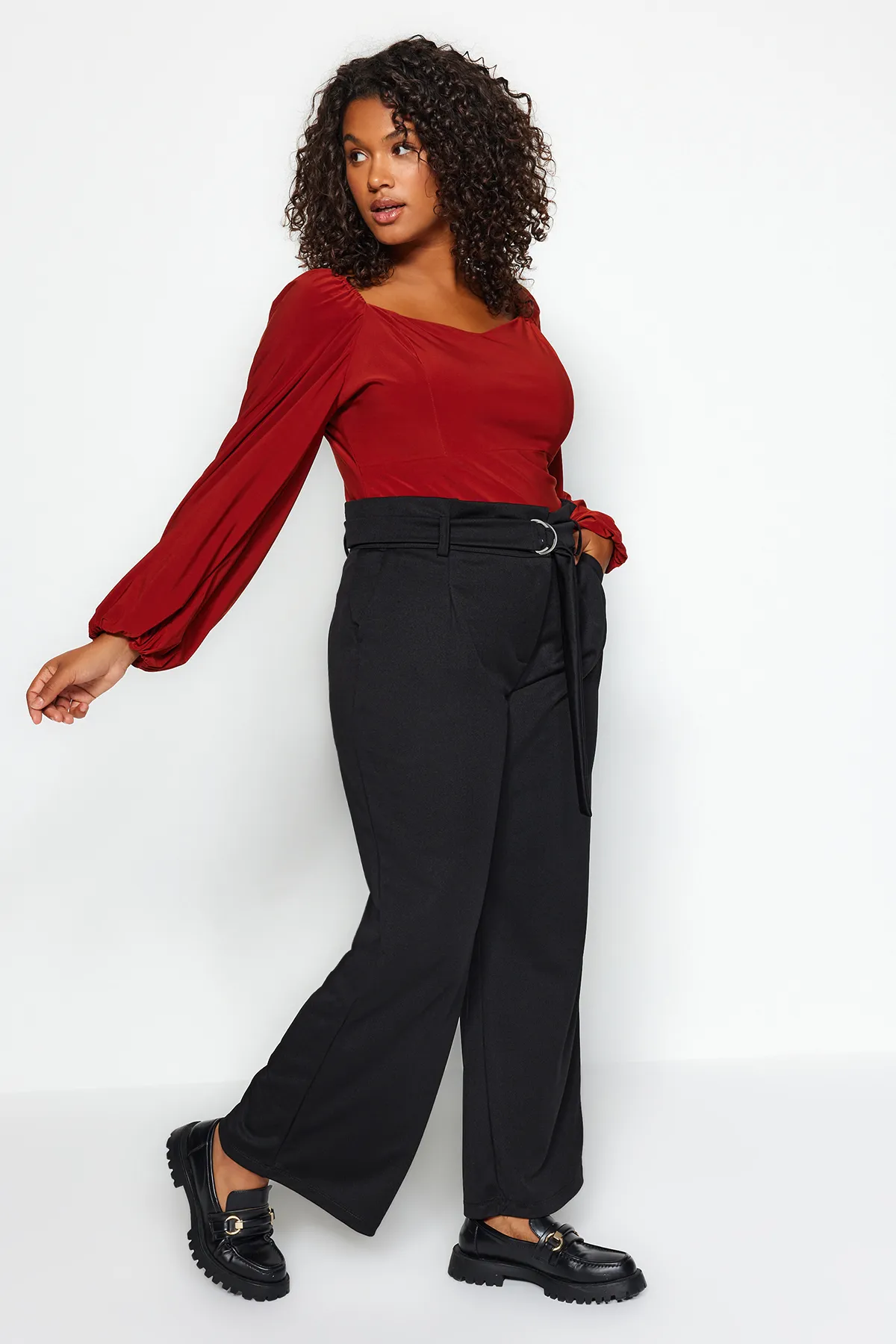 Trendyol Curve  Schwarze, detaillierte Strickhose mit Gürtel TBSSS22PL0303