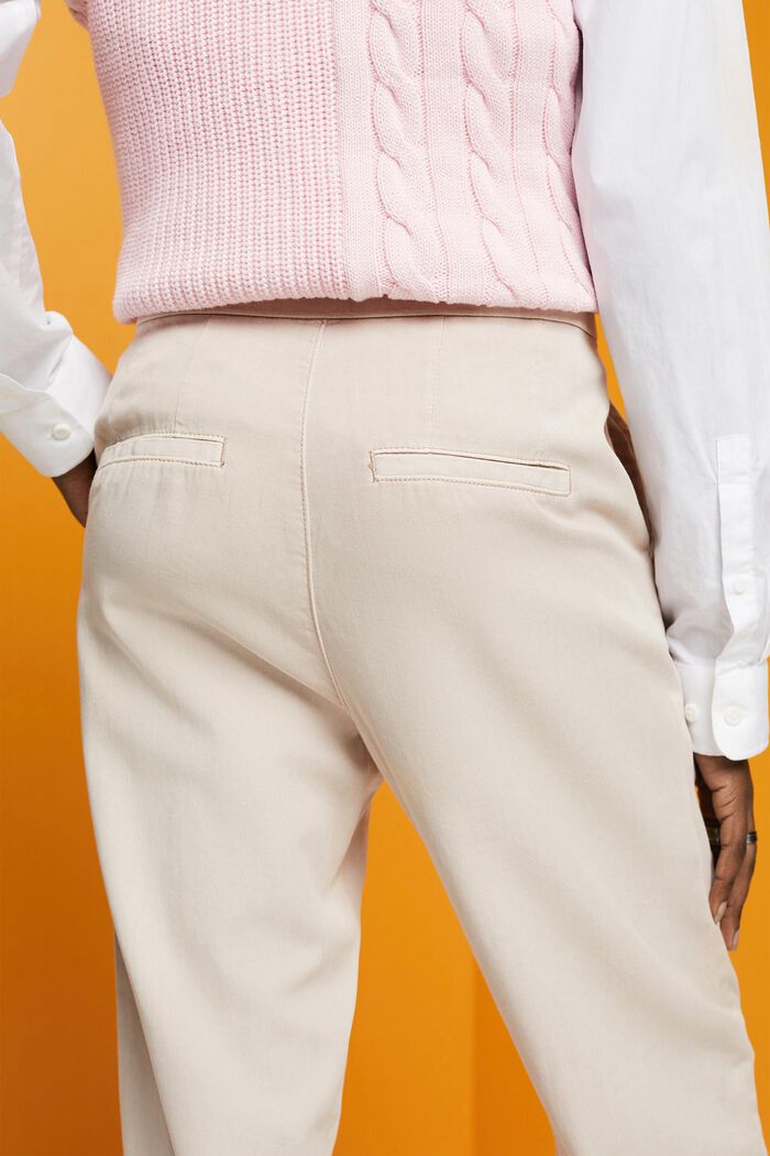 Sportive Twillhose mit hohem Bund