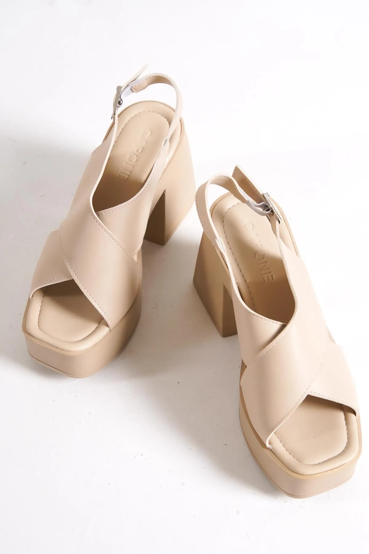 Capone Outfitters  Capone Blunt Toe Cross Wide Strap Plateau-Damensandalen mit Absatz in Beige