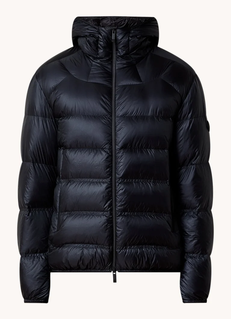 Jachetă matlasată Moncler cu glugă și puf de gâscă.