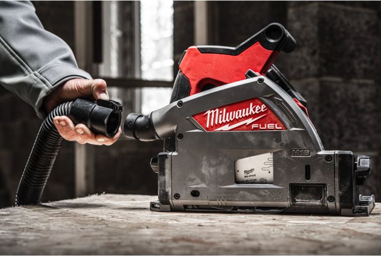 Milwaukee 4933478778+4932480906 M18 Akku-Tauchsäge 55 mm + Führungsschienen-Set, 2 x 5,5-Ah-Akku und Schnellladegerät im PACKOUT XL-Koffer