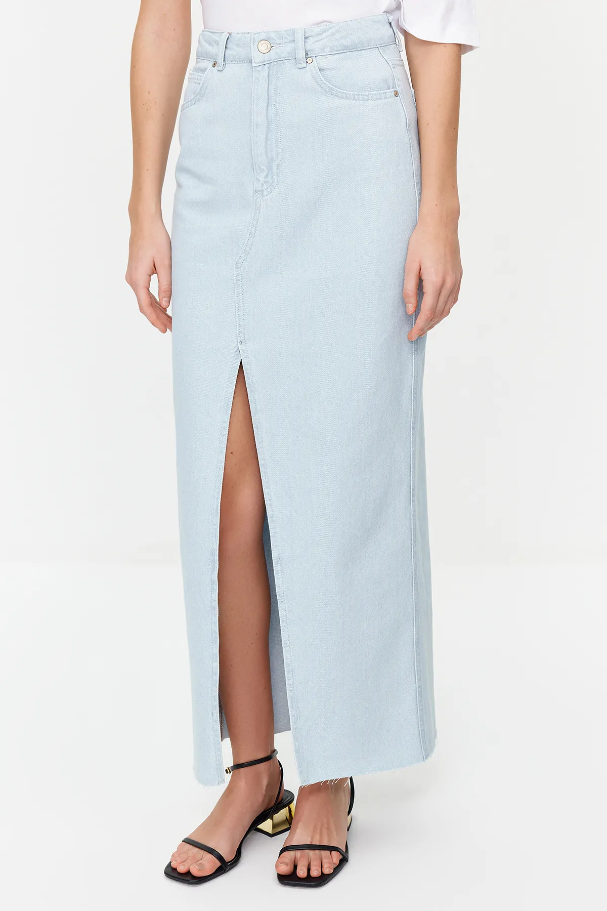 Trendyol Collection  Hellblauer, geschlitzter Maxi-Jeansrock mit hoher Taille TWOSS24ET00014