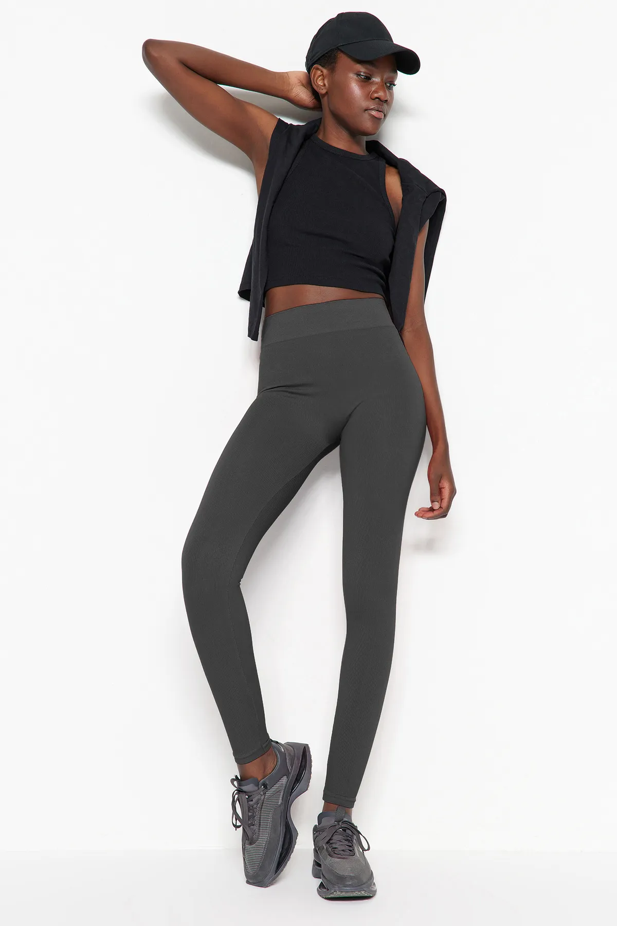 Trendyol Collection  Dunkle anthrazitfarbene nahtlose/nahtlose gestrickte Sportstrumpfhose in voller Länge TWOAW20TA0071