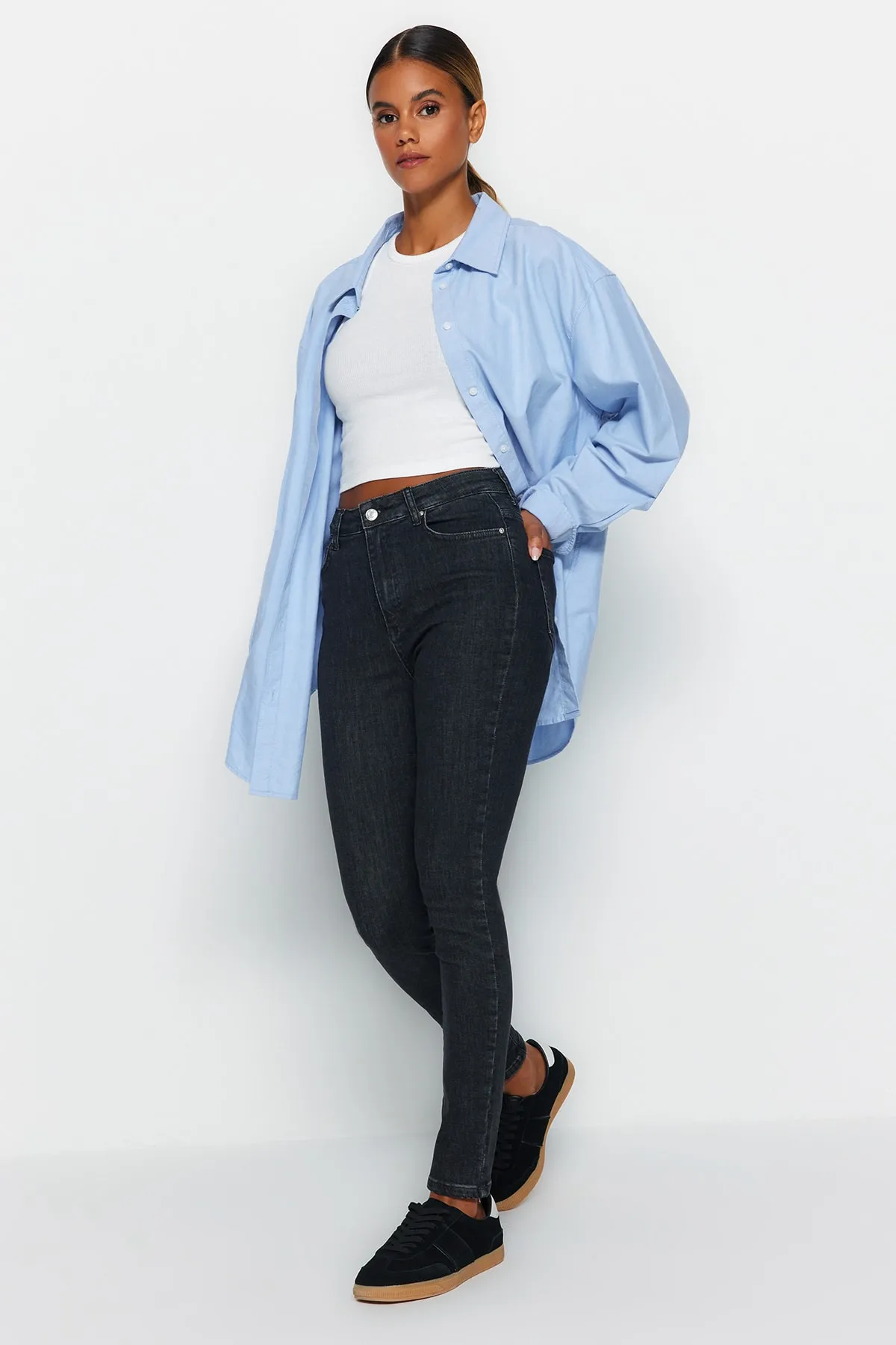 Trendyol Collection  Schwarze Röhrenjeans mit normaler Taille TWOAW24JE00067