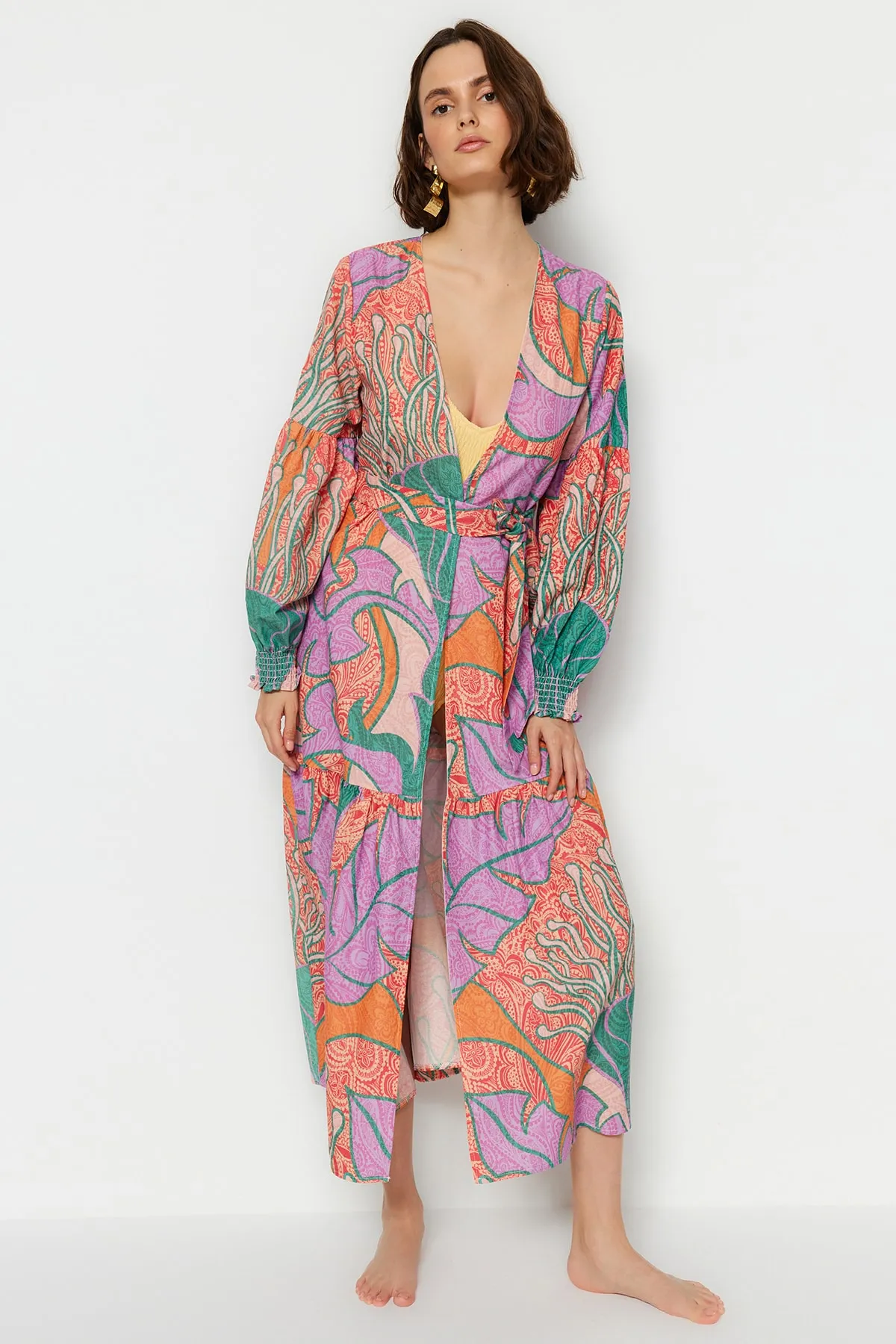 Trendyol Collection  Tropisch gemusterter, gewebter Maxi-Kimono und Kaftan mit Ballonärmeln aus 100 % Baumwolle in Leinenoptik mit Gürtel