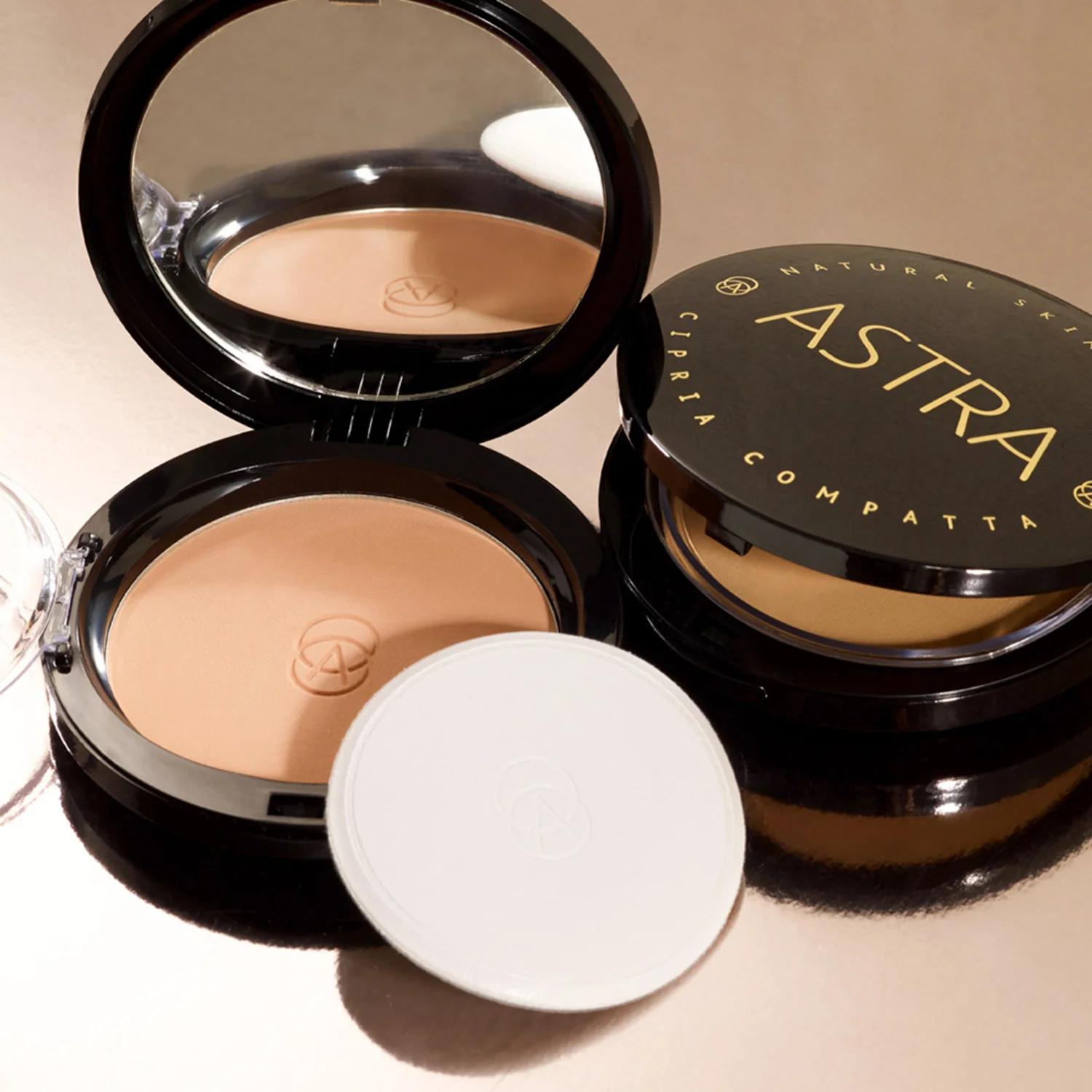 Pudră compactă pentru față NATURAL SKIN POWDER Pudră compactă cu efect mătăsos - Pudră compactă
