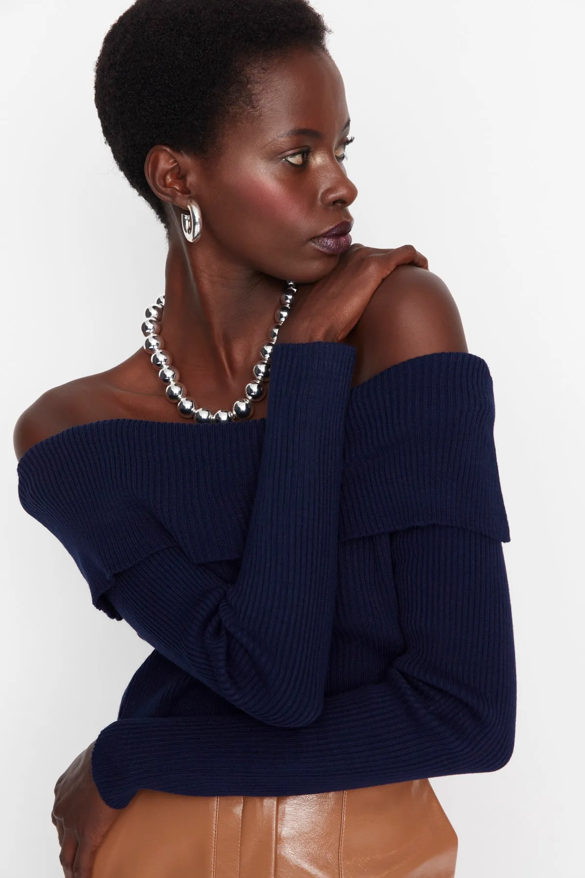 Trendyol Collection  Marineblauer, kurzer Strickpullover mit Carmen-Kragen TWOAW22KZ1897