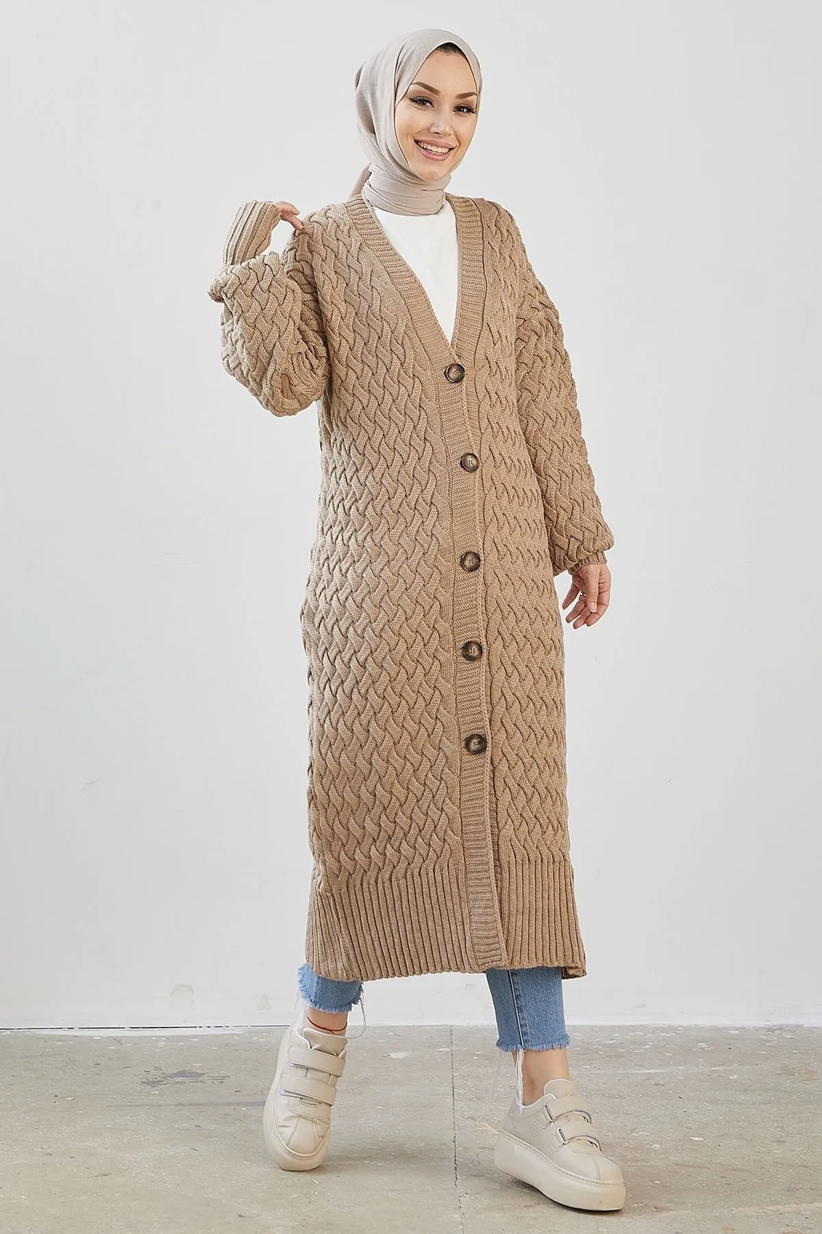 InStyle  Langer, geknöpfter Strick-Cardigan von Arene – Kamel