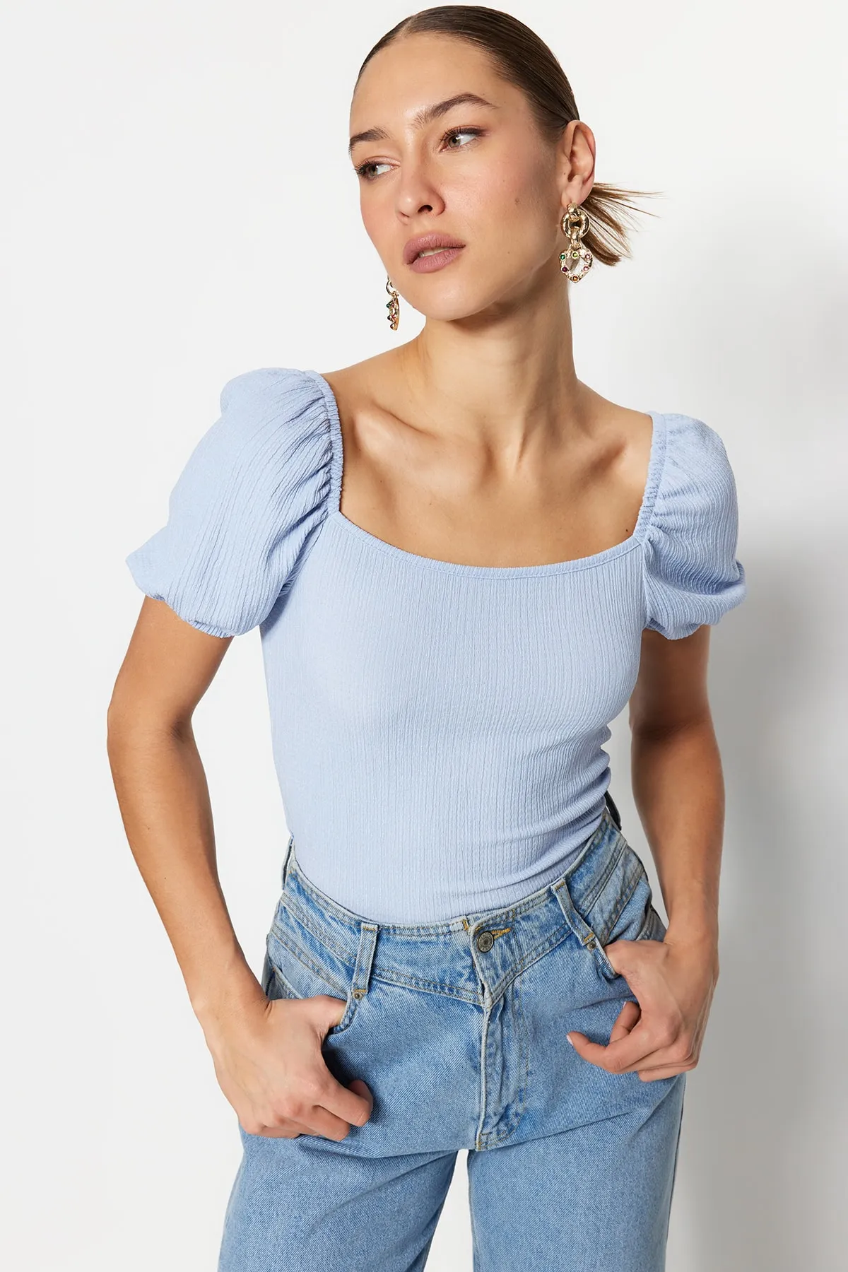 Trendyol Collection  Hellblaue, bauchfreie, eng anliegende Pullover-Strickbluse mit quadratischem Ausschnitt und Ballonärmeln TWOSS22BZ00126