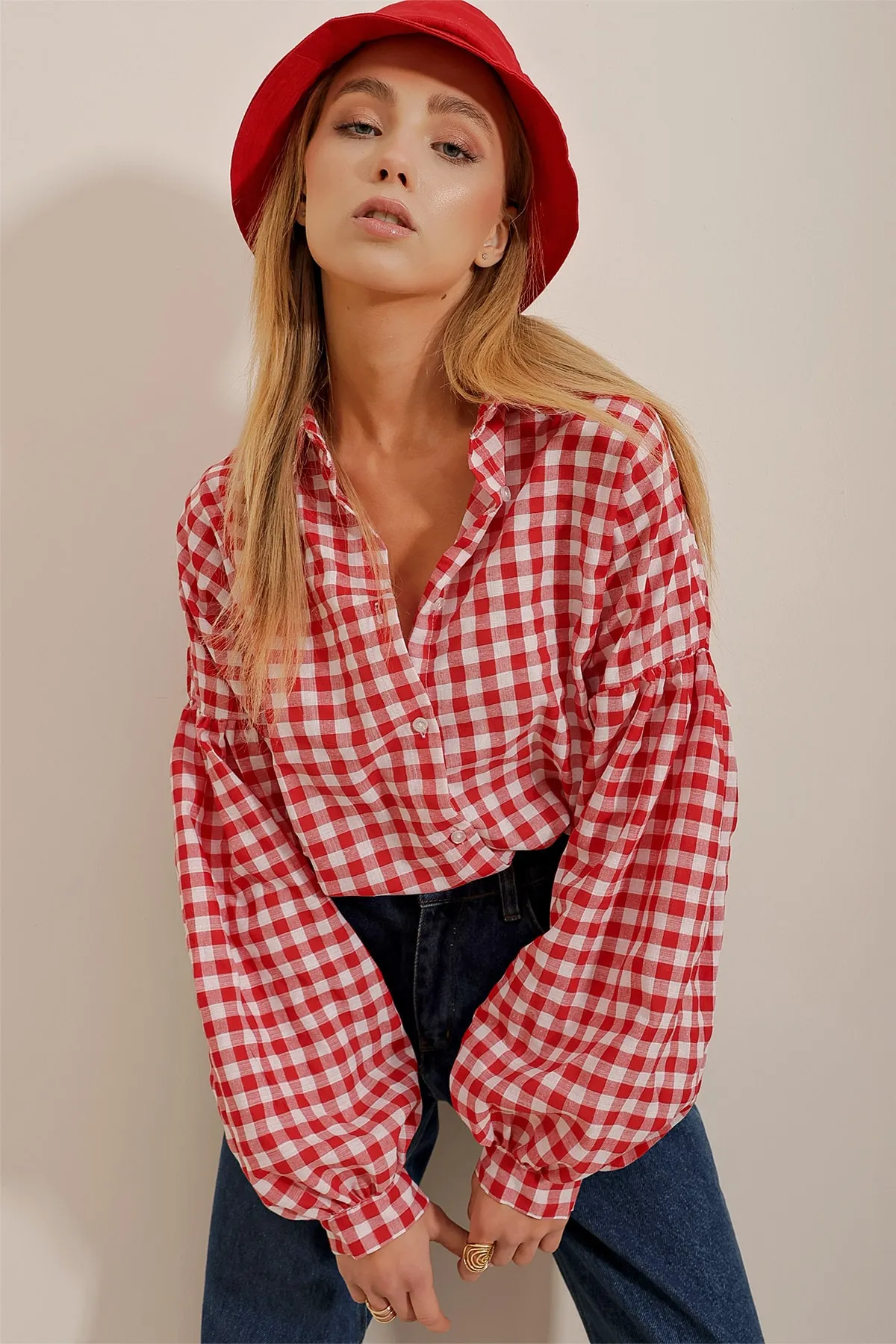 Trend Alaçatı Stili  Damen Oversize Viskose-Hemd mit rotem Nagelpolka-Muster und Ballonärmeln ALC-X6656