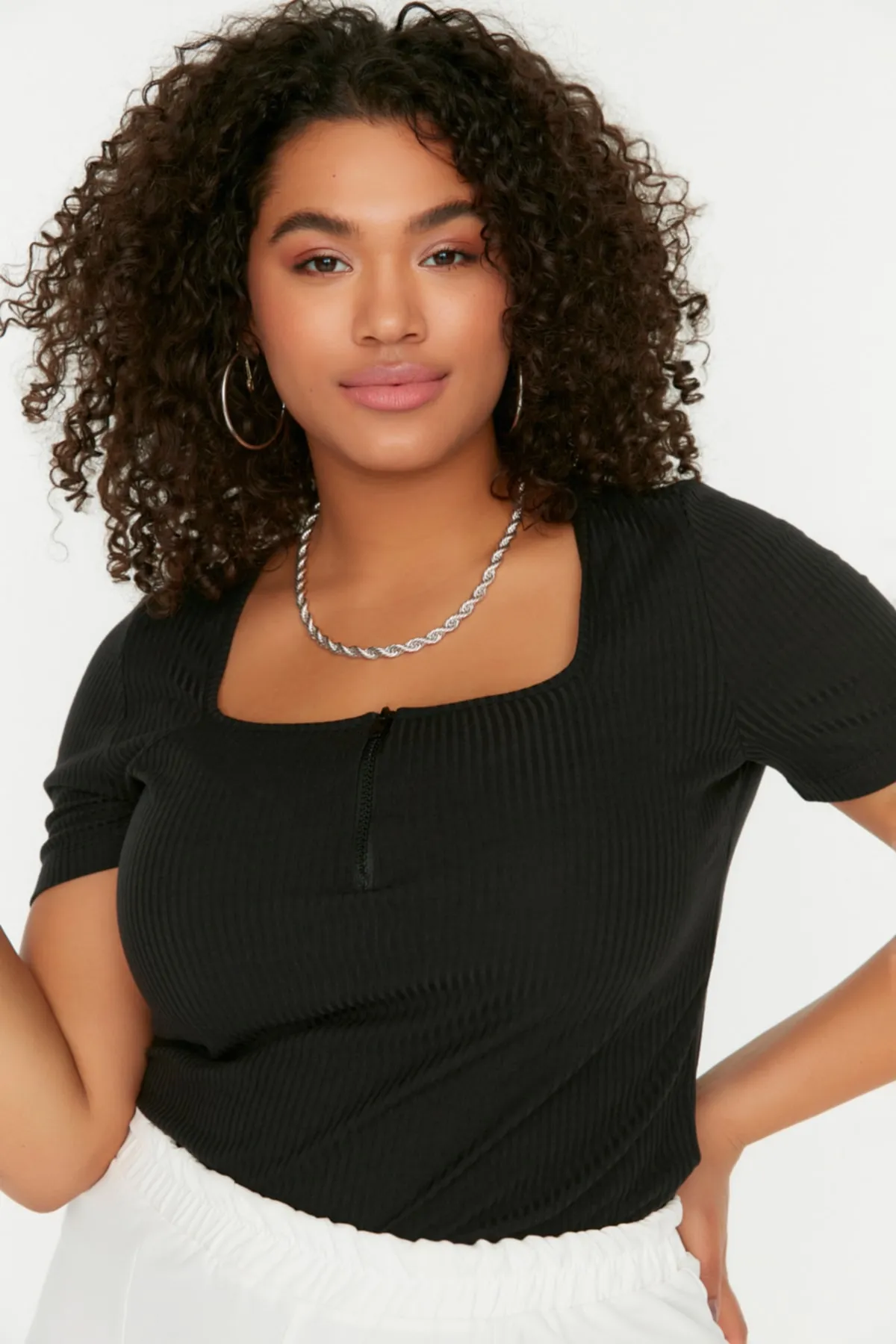 Trendyol Curve  Schwarze Strickbluse mit quadratischem Kragen und Reißverschluss TBBSS22BZ00005
