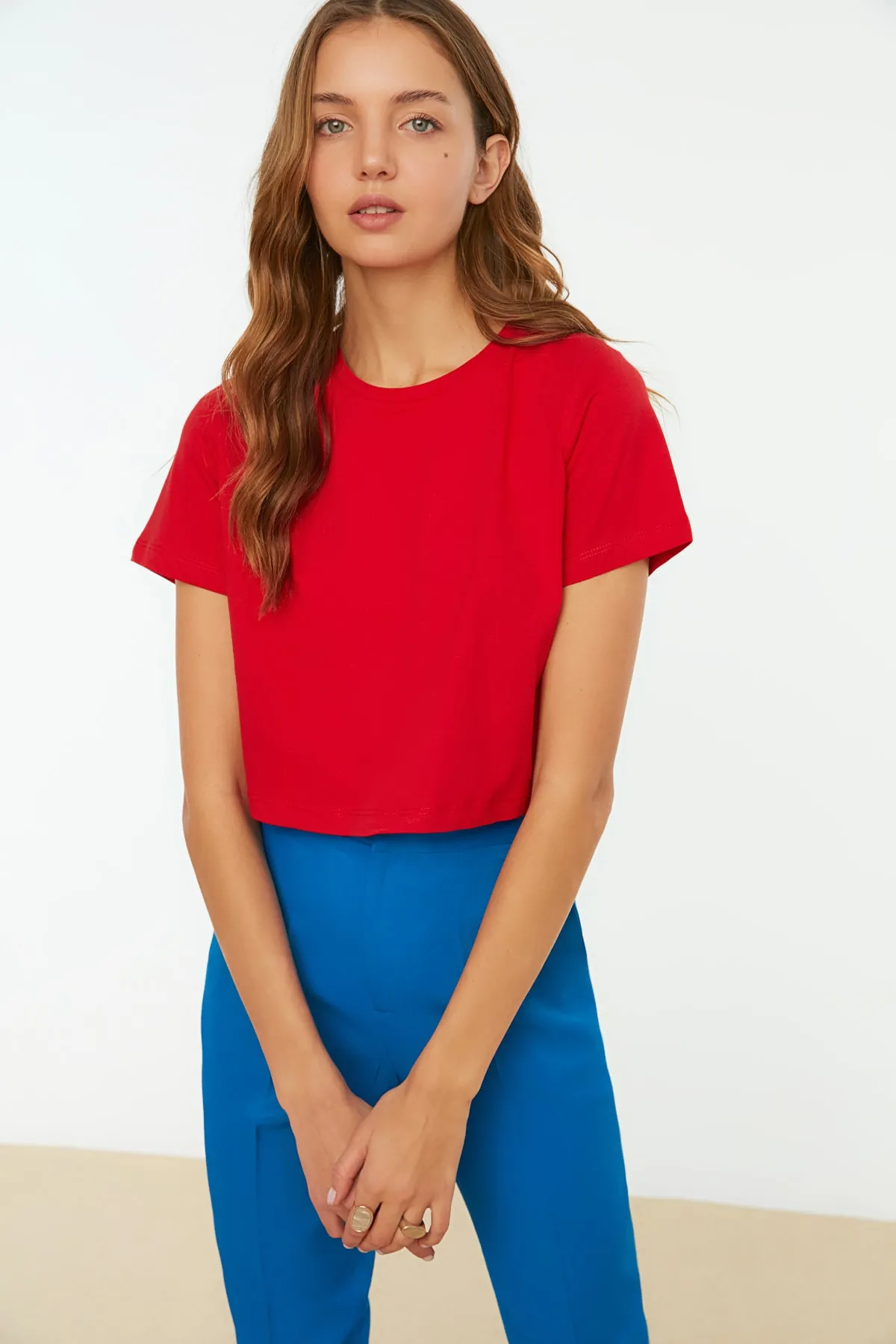 Trendyol Collection  Rotes, kurz geschnittenes Strick-T-Shirt aus 100 % Baumwolle mit Rundhalsausschnitt TWOSS20TS0135