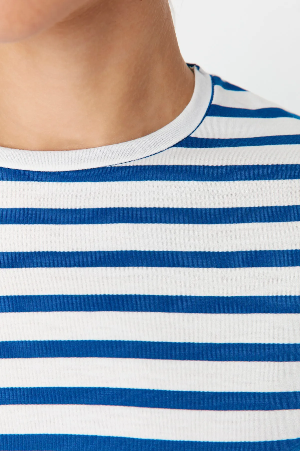 Trendyol Collection  Marineblaues, gestreiftes Basic-Strick-T-Shirt mit Rundhalsausschnitt und regulärem/normalem Muster TWOAW23TS00002