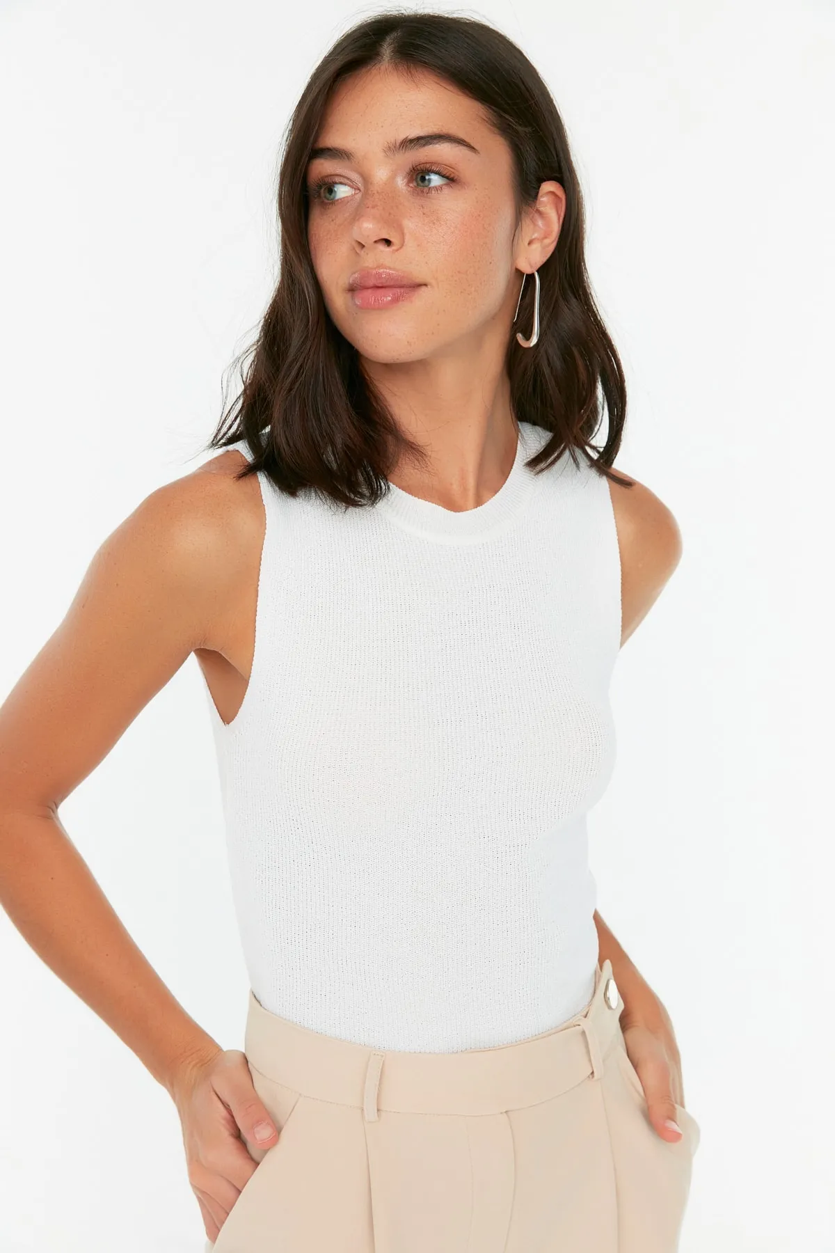 Trendyol Collection  Ecrufarbene Crop-Strickbluse mit Rundhalsausschnitt