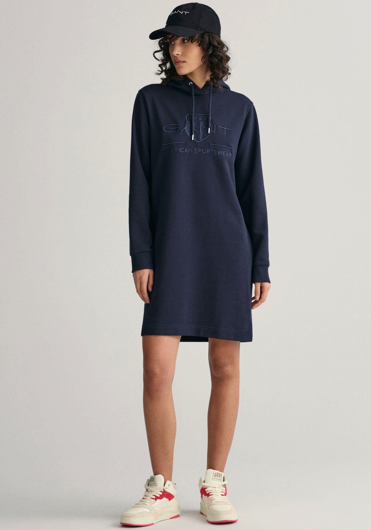Gant Sweatkleid REG TONAL SHIELD DREKA mit einem farblich abgestimmten Archive-Shield-Logo
