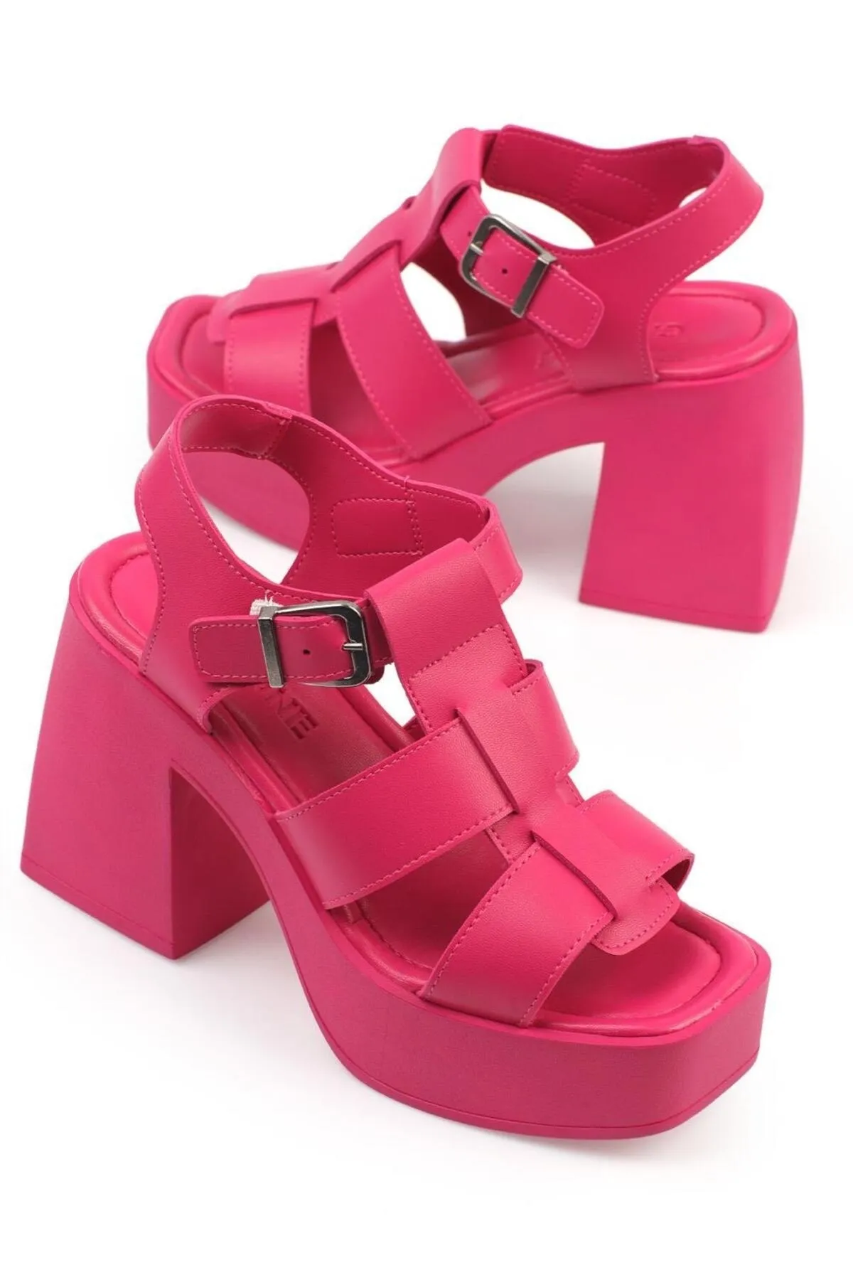 Capone Outfitters  Capone Gladiator-Riemchensandalen mit Plateausohle und flachem Zehenbereich in Fuchsia für Damen