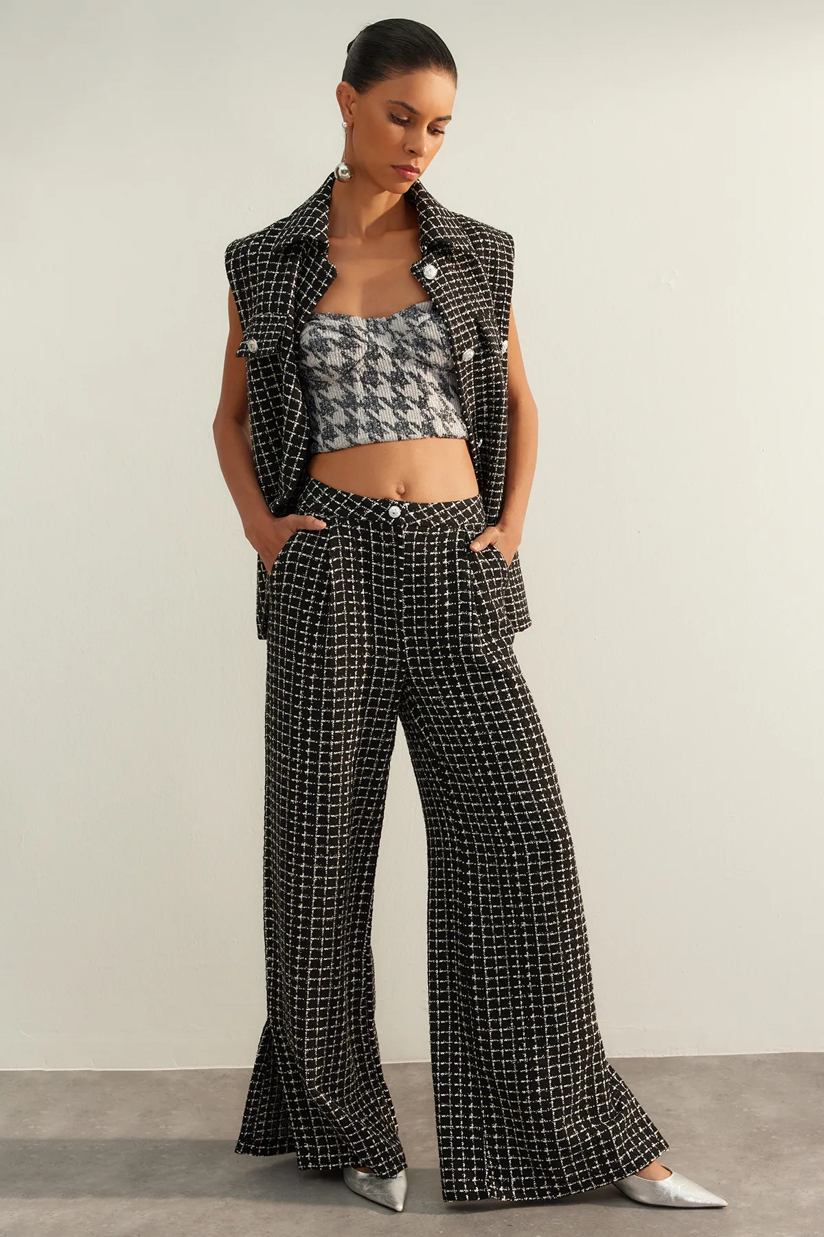 Trendyol Collection  Schwarze, limitierte Palazzo-Hose mit extra weitem Bein und Tweed-Karomuster aus Webstoff TWOAW24PL00286