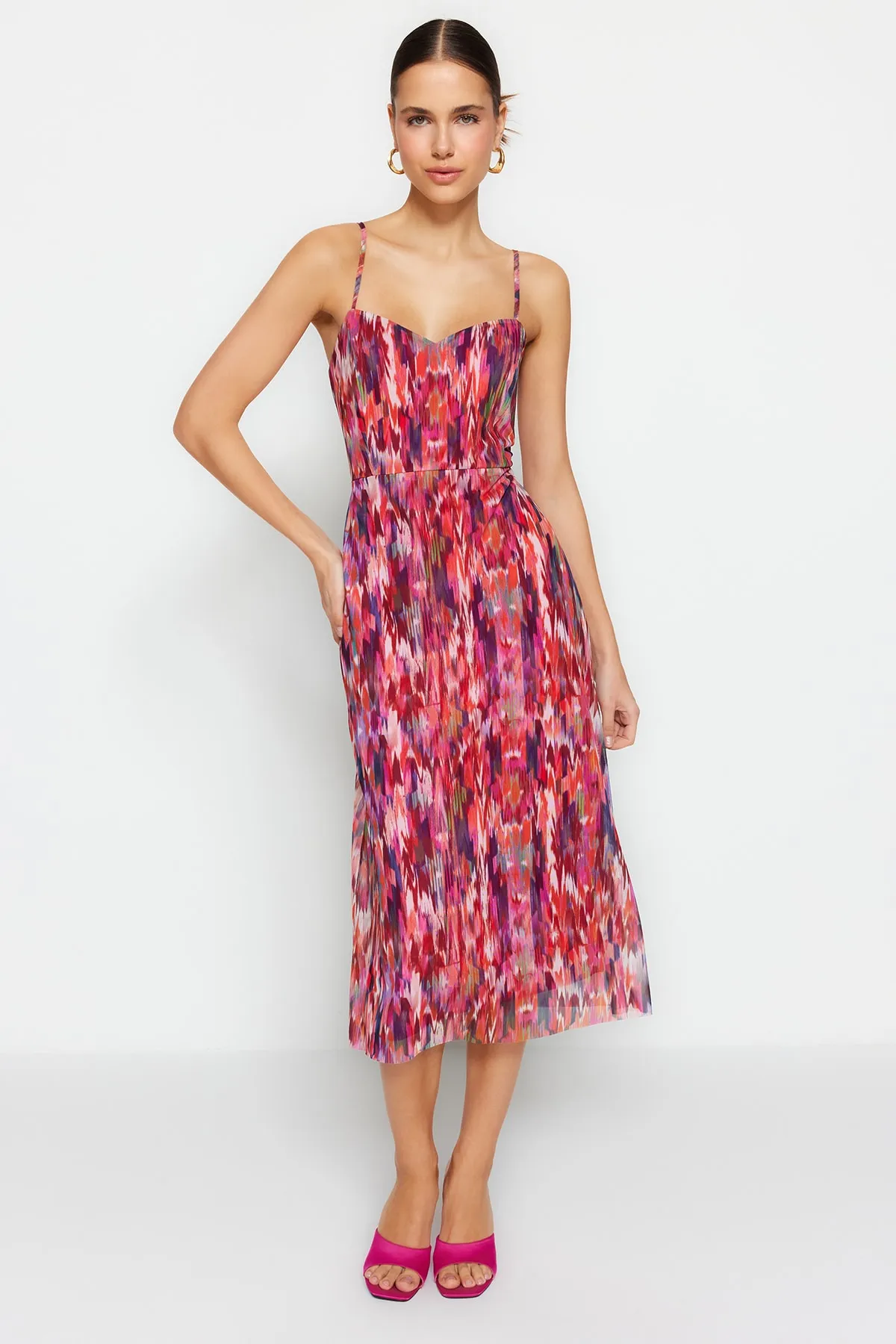 Trendyol Collection  Mehrfarbig gemustertes Midikleid mit überkreuztem Rücken und herzförmigem Ausschnitt in limitierter Auflage, Midikleid aus Tüll TWOSS23EL02092