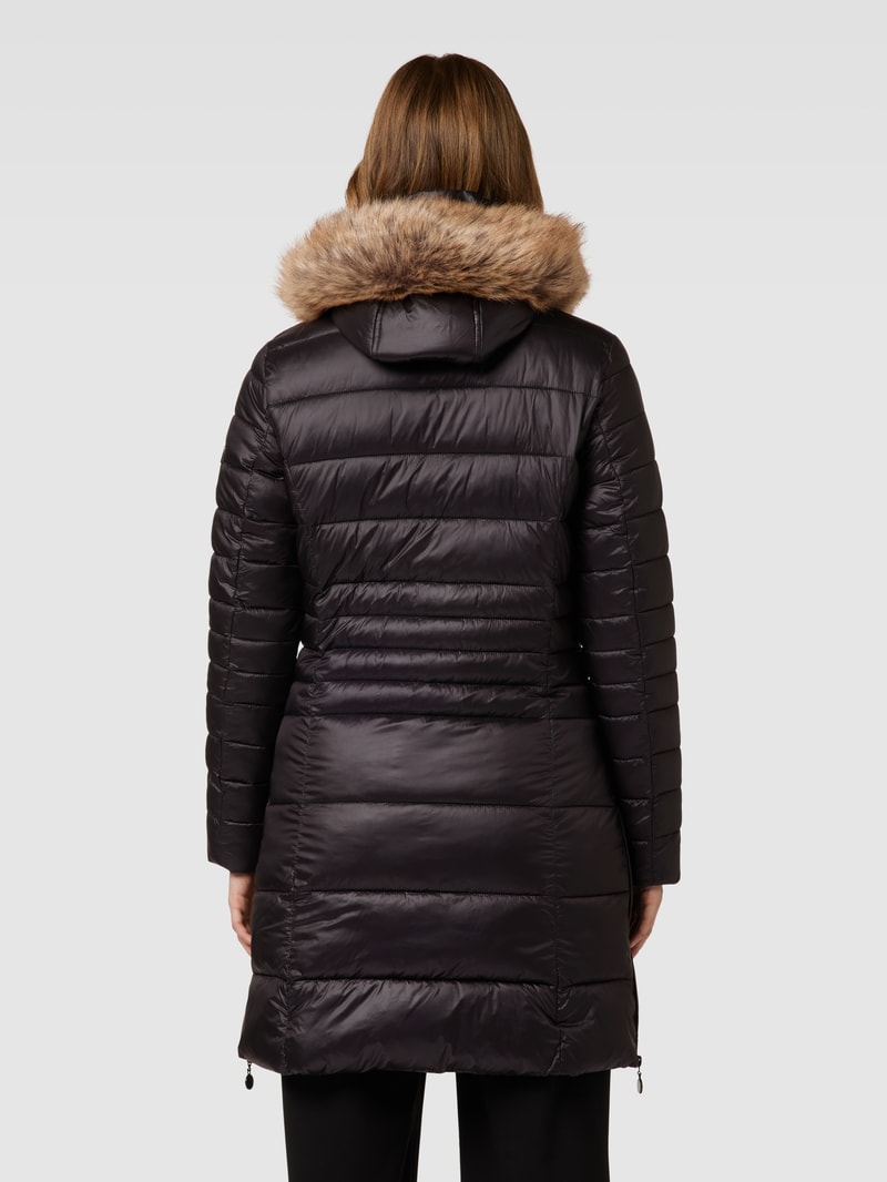 Steppjacke mit Label-Detail in schwarz