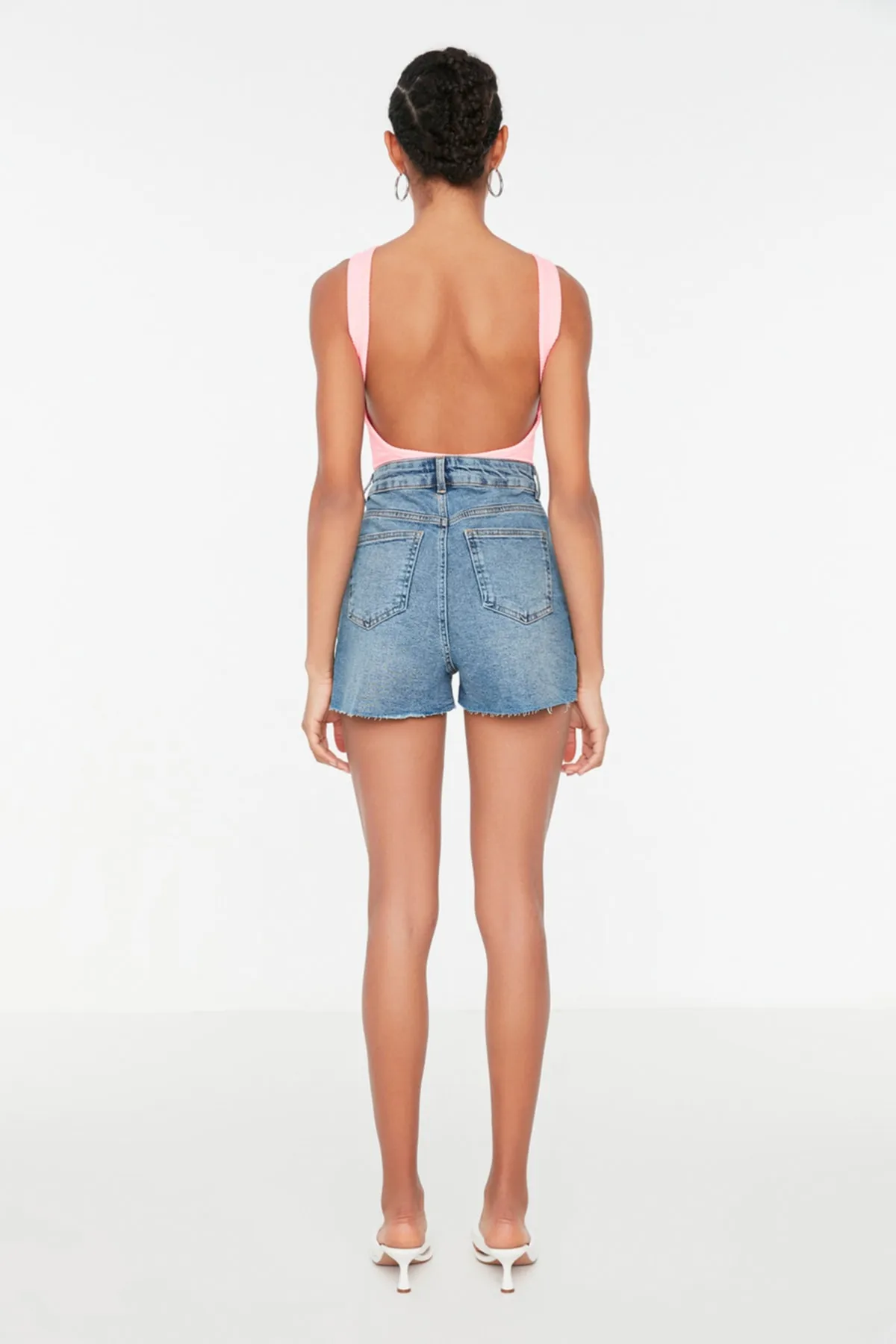 Trendyol Collection  Blaue Basic-Jeansshorts mit hoher Taille TWOSS20SR0209