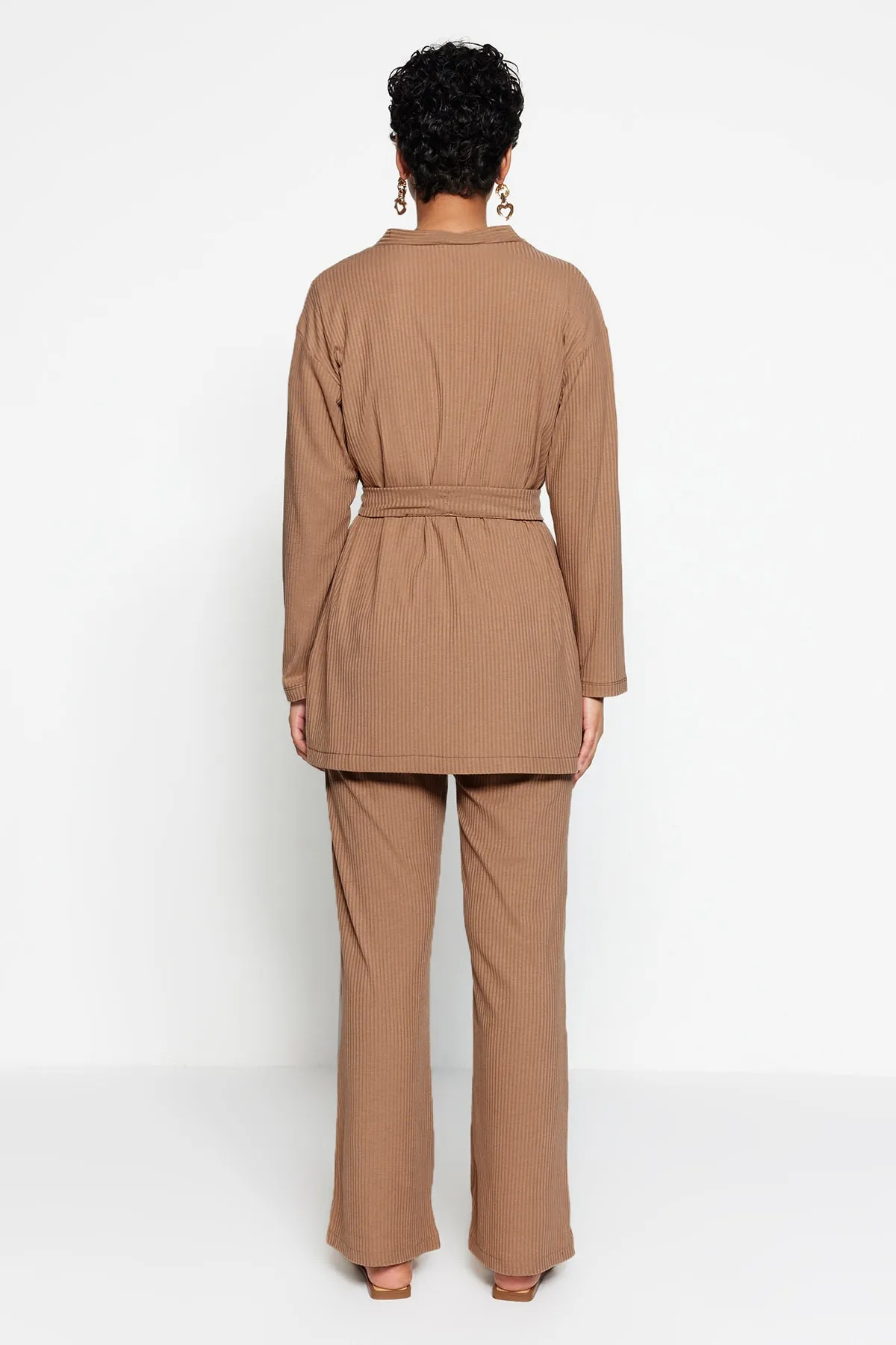 Trendyol Modest  Beiges Strick-Tunika-Hosen-Set mit Bindedetail vorne TCTSS23US00003