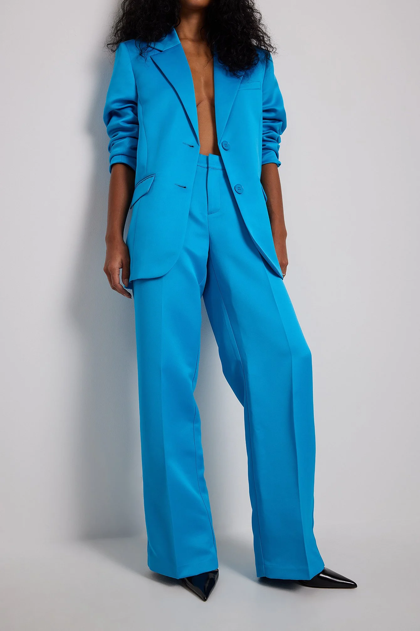 Detaillierte Hose mit mittlerer Taille