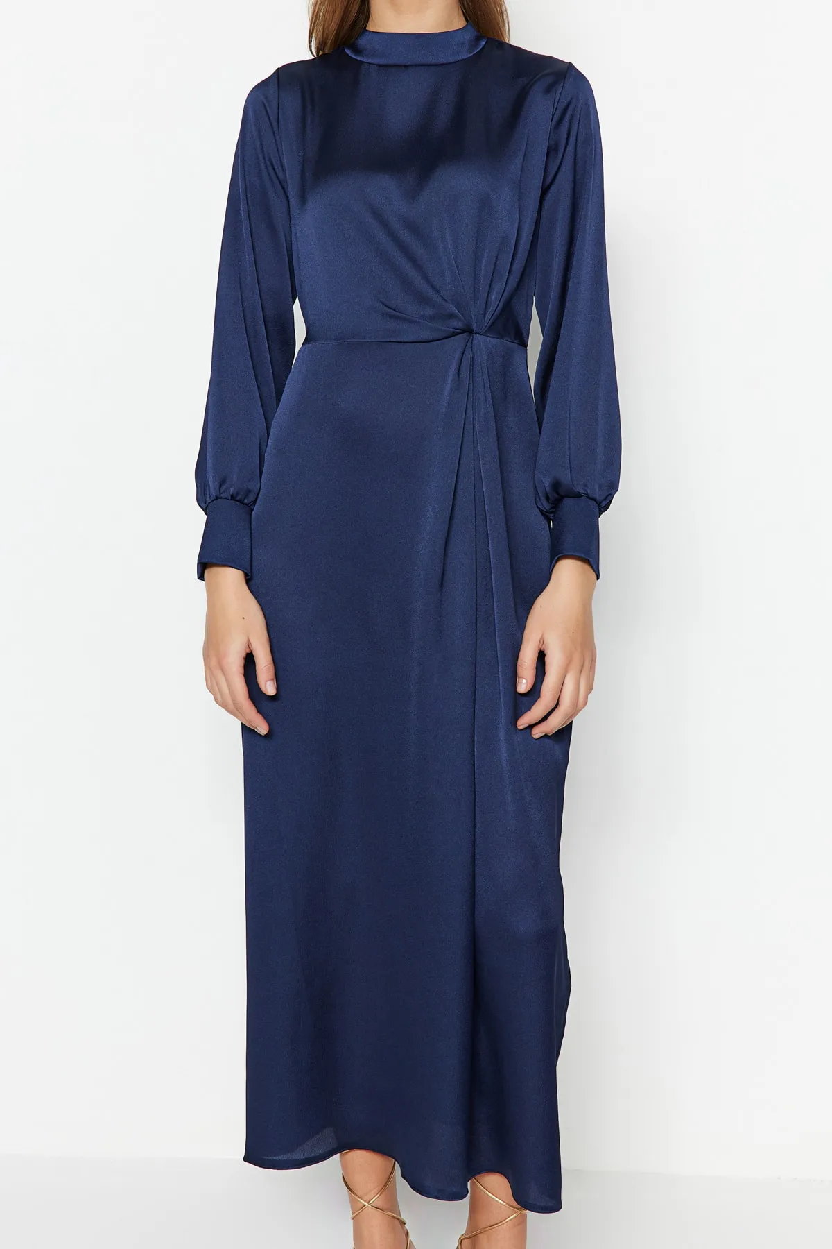 Trendyol Modest  Marineblaues Abendkleid aus Satin mit geraffter Taille TCTSS23DB00043
