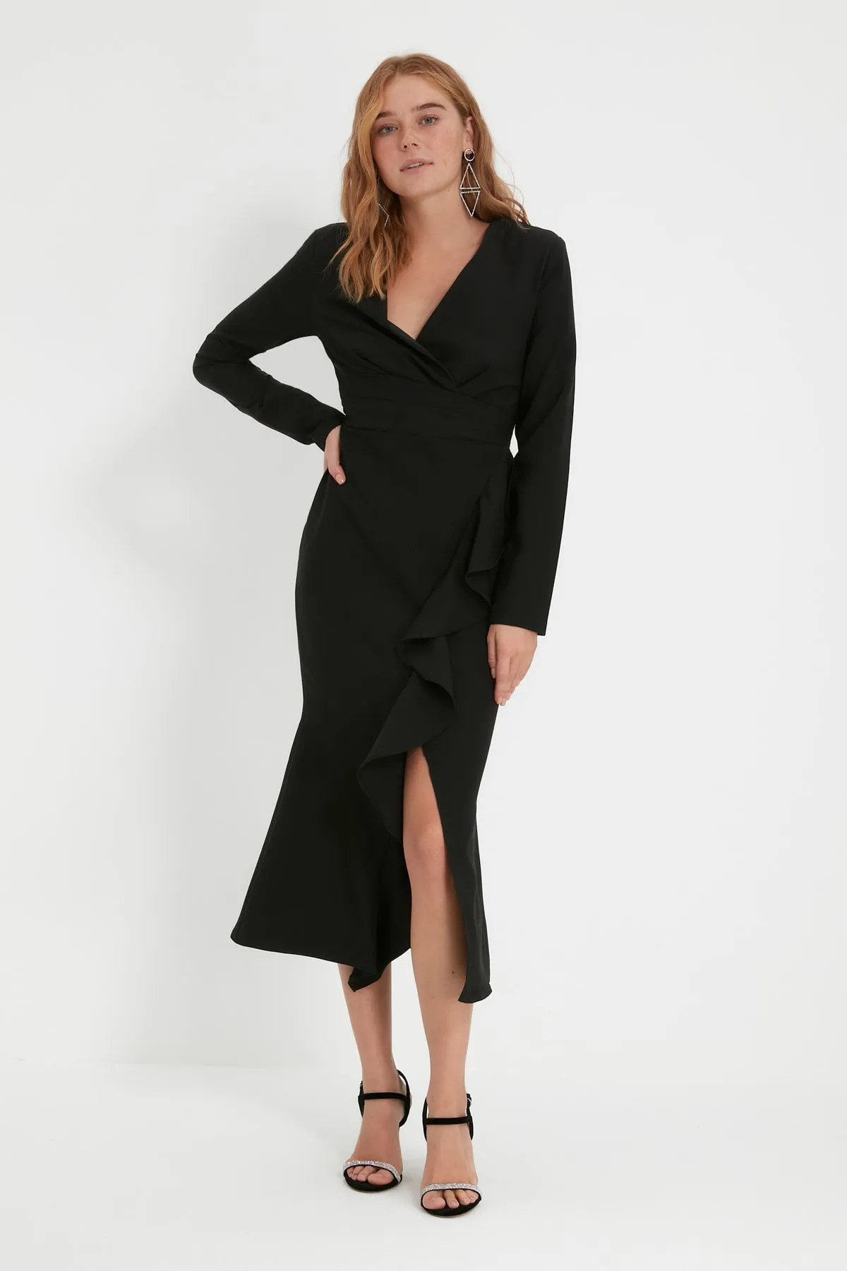 Trendyol Collection  Schwarzes, detailliertes Abendkleid mit Kragen TPRAW22EL2446