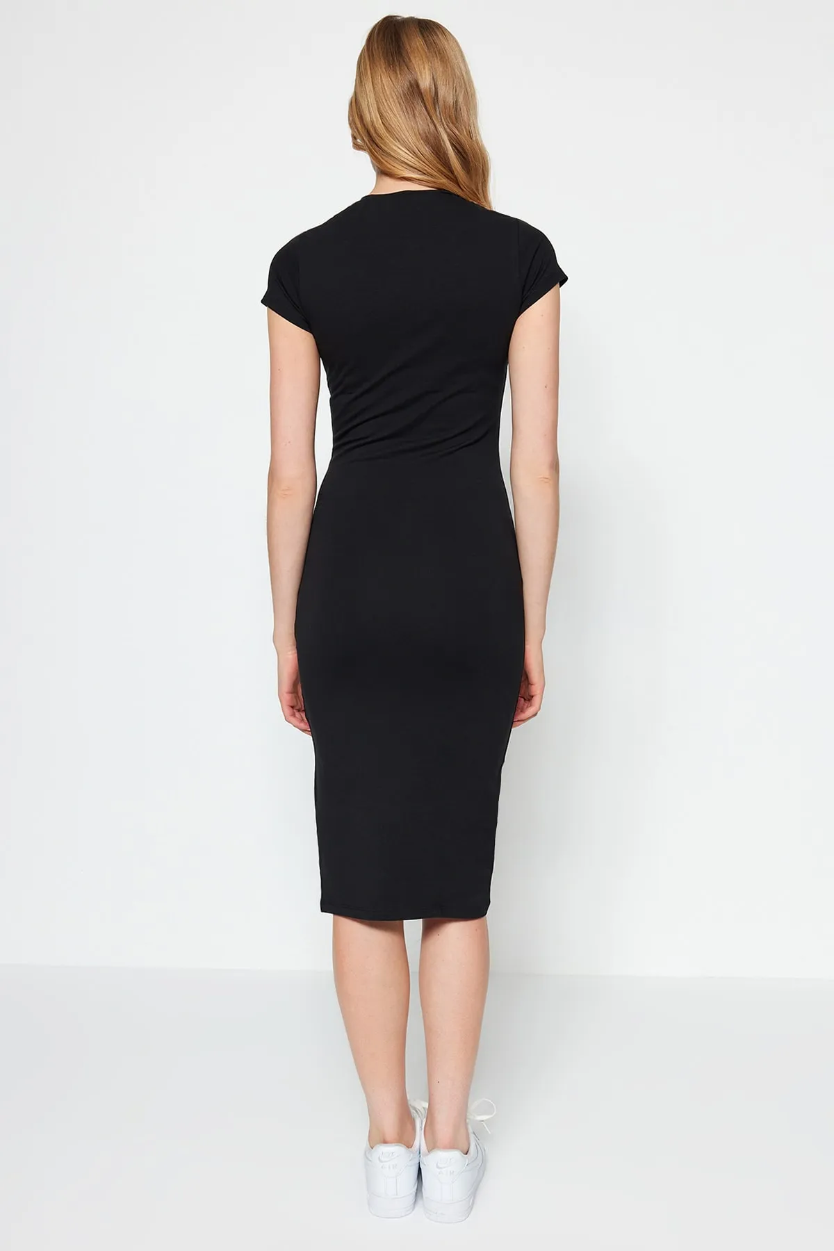 Trendyol Collection  Schwarzes, kurzärmliges, tailliertes/tailliertes, flexibles Midi-Bleistiftkleid aus Baumwolle mit Strickmuster TWOSS23EL00313