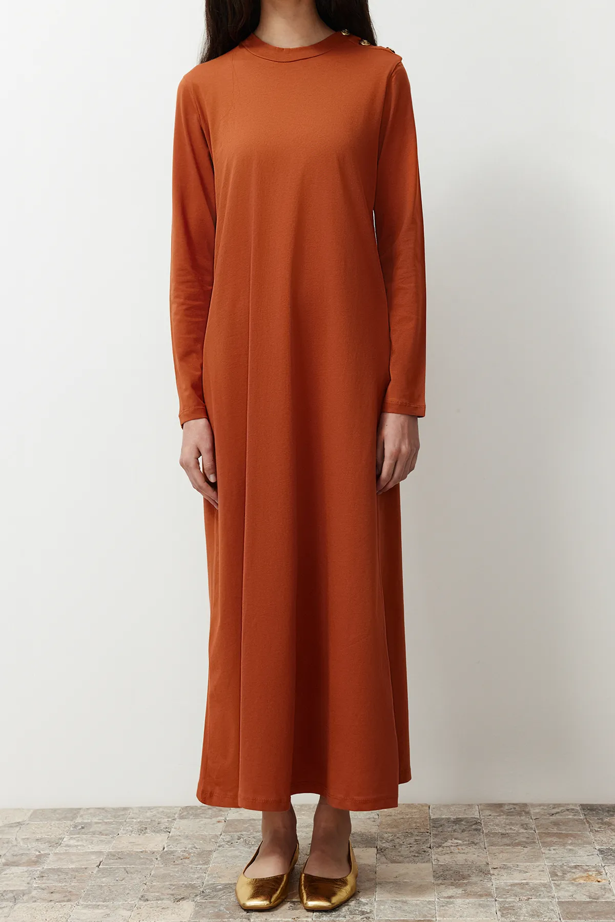Trendyol Modest  Detailliertes Strickkleid mit Zimt-Schulterknopf TCTSS23EB00291