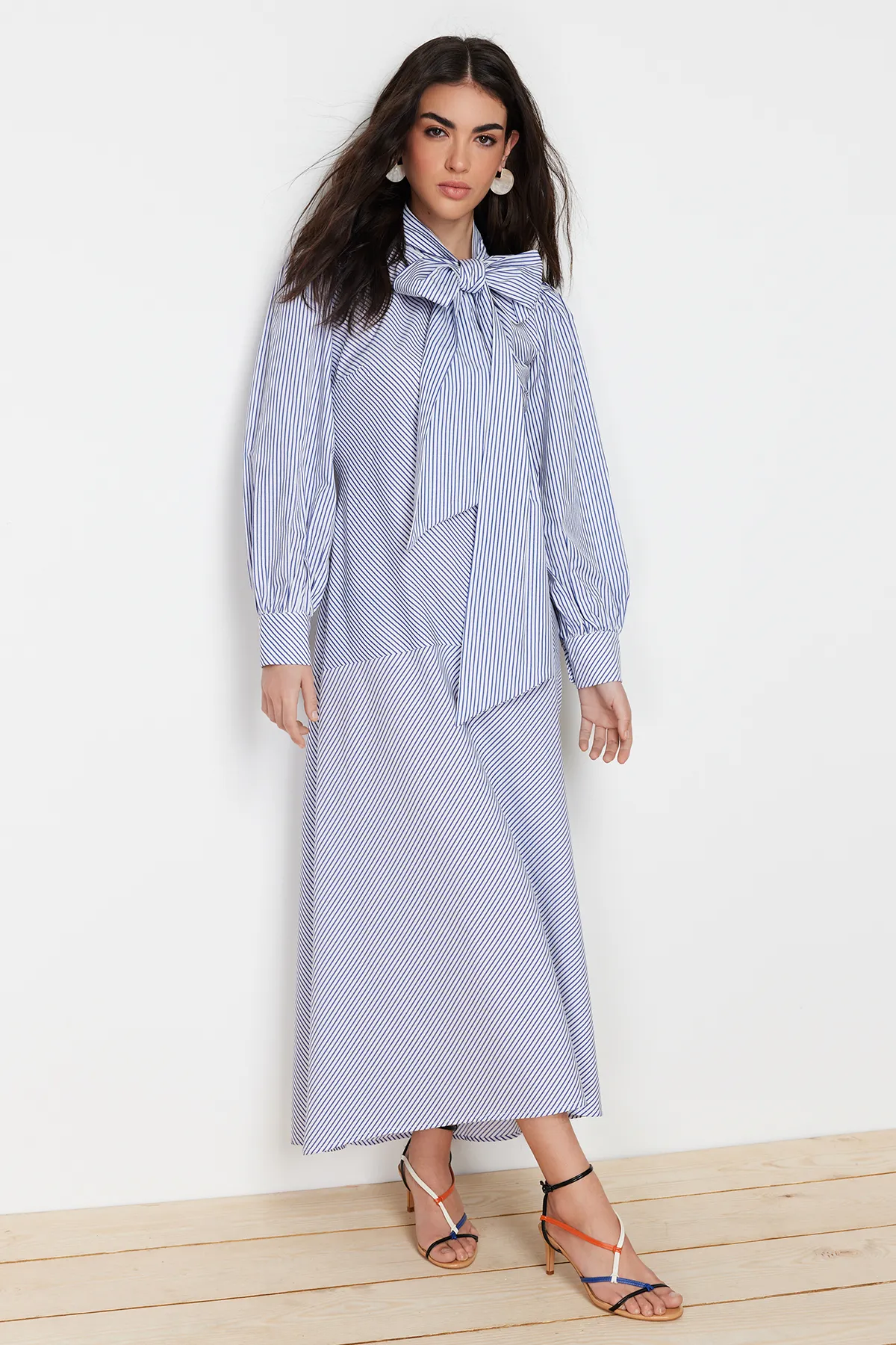 Trendyol Modest  Marineblaues gestreiftes Baumwollkleid mit Schleifendetail und Schleife TCTSS24EB00071