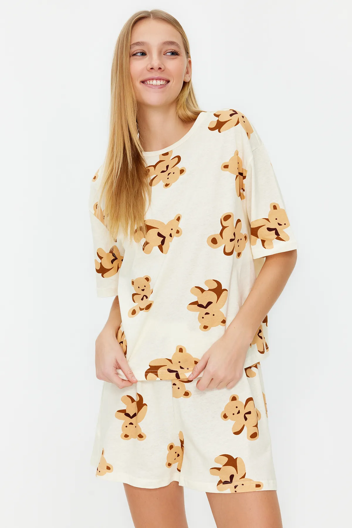 Trendyol Collection  Ecrufarbenes Strick-Pyjama-Set aus 100 % Baumwolle mit Teddybär-Muster THMSS24PT00000