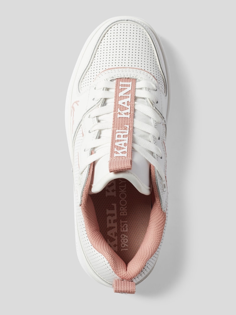 Sneaker mit perforierter Oberfläche in weiß