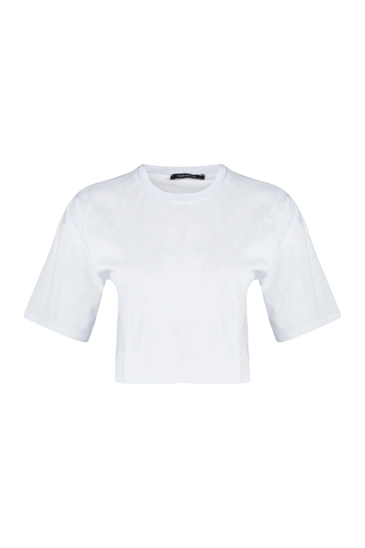 Trendyol Collection  Weißes, kurz geschnittenes Premium-Strick-T-Shirt aus 100 % Baumwolle mit Rundhalsausschnitt TWOSS23TS00038