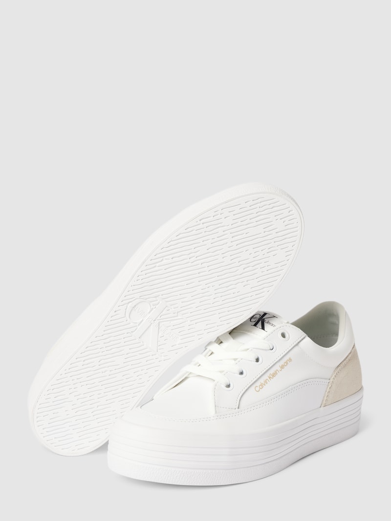 Plateau-Sneaker mit Label-Details in weiß