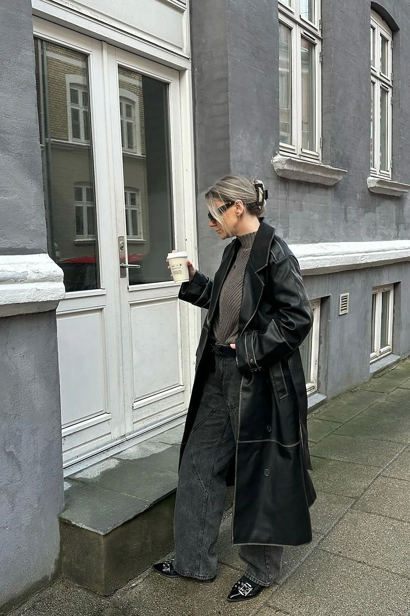 Weite Jeans mit mittlerer Taille und Nahtdetails
