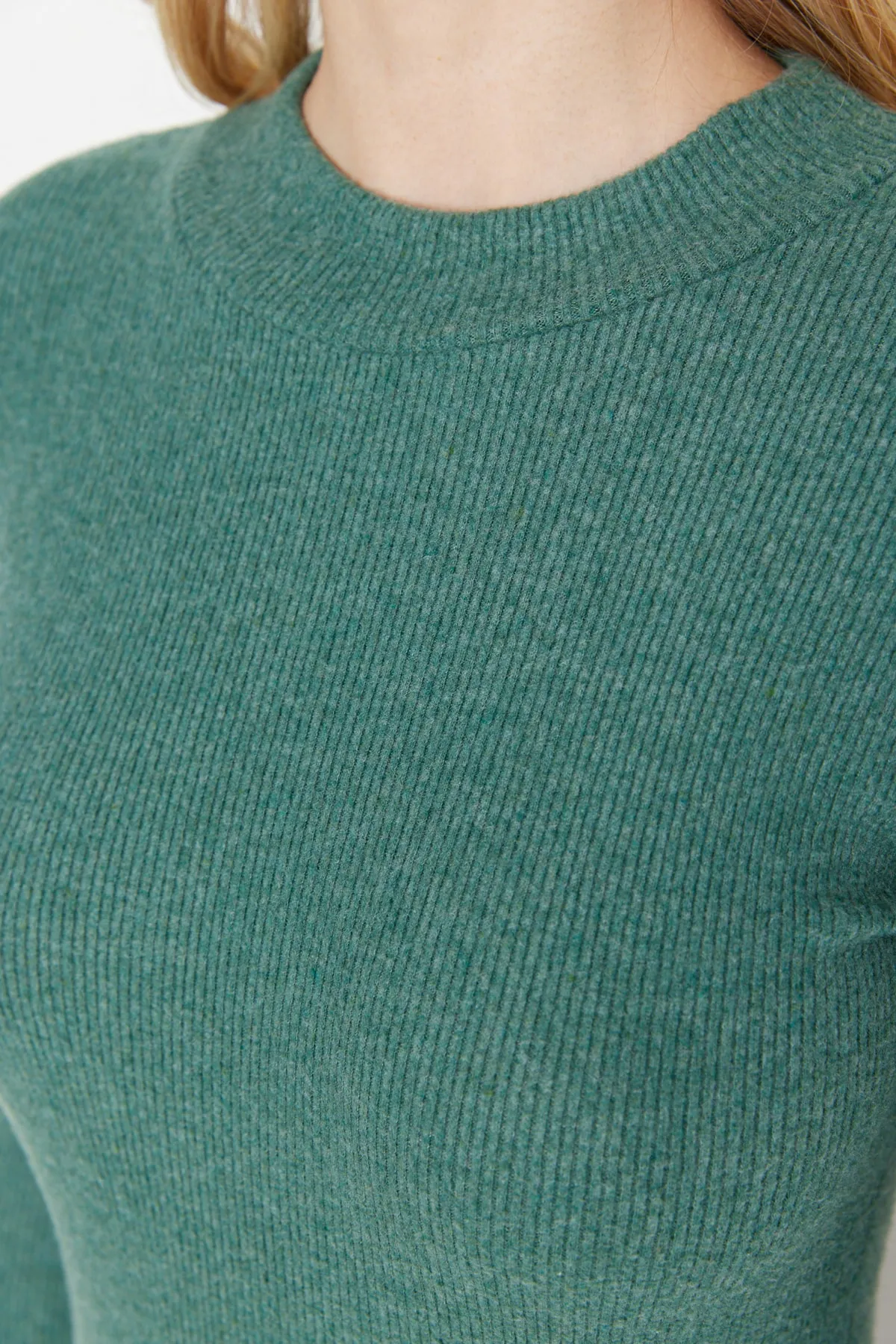 Trendyol Collection  Smaragdgrünes, eng anliegendes, geripptes, dehnbares Mini-Rollkragenpulloverkleid TWOAW21EL2244