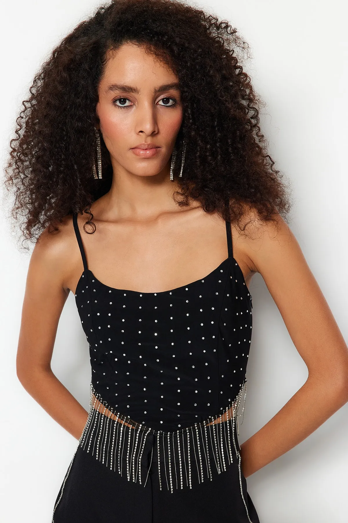 Trendyol Collection  Schwarzes, bauchfreies, gefüttertes, gestricktes Bustier mit glänzendem Stein TPRSS23BS00109