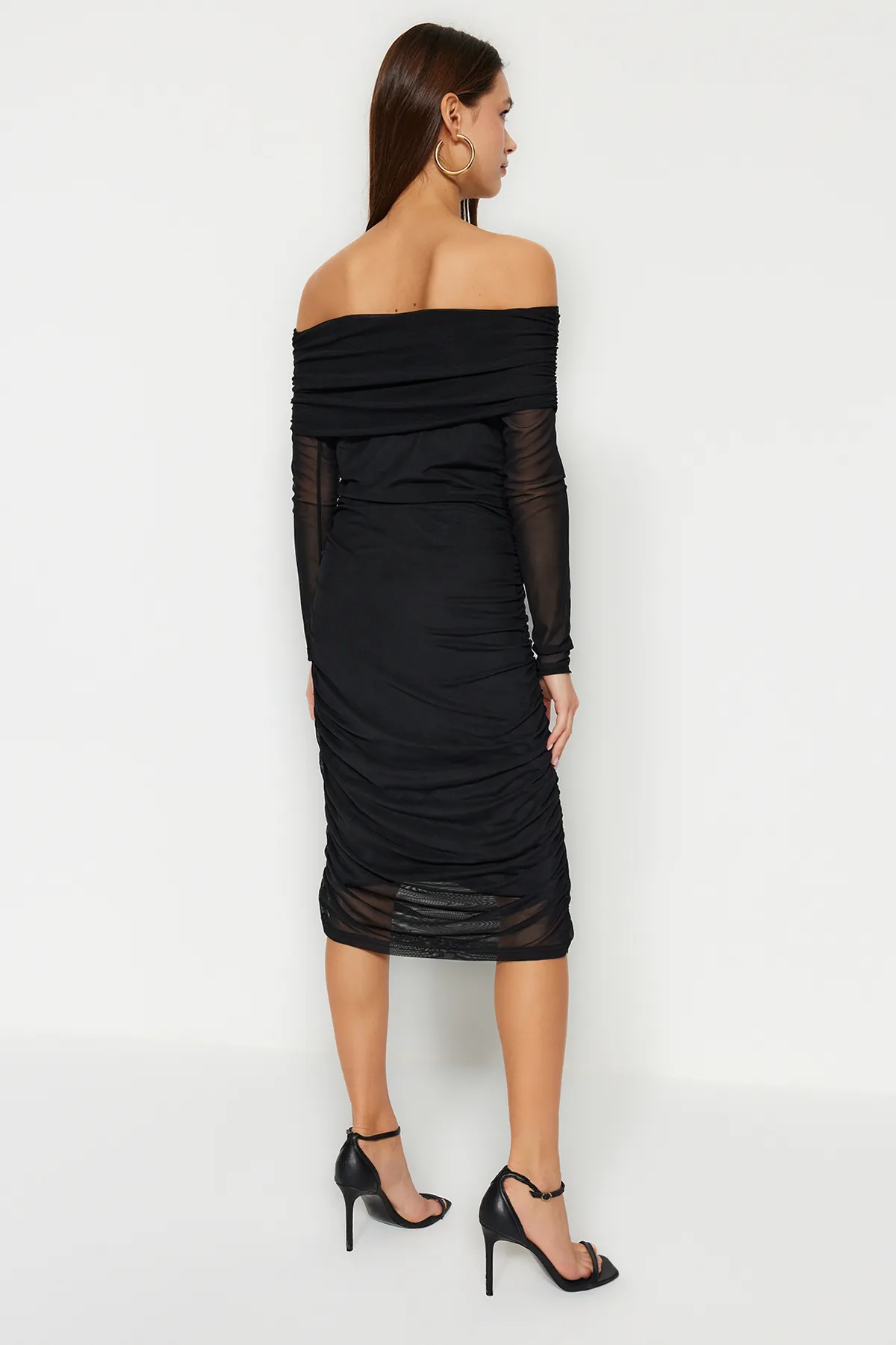 Trendyol Collection  Schwarzes, tailliertes Midi-Bleistiftkleid aus Strick mit Carmen-Kragen und Tüll-Shir/Drapierung TWOAW24EL00146